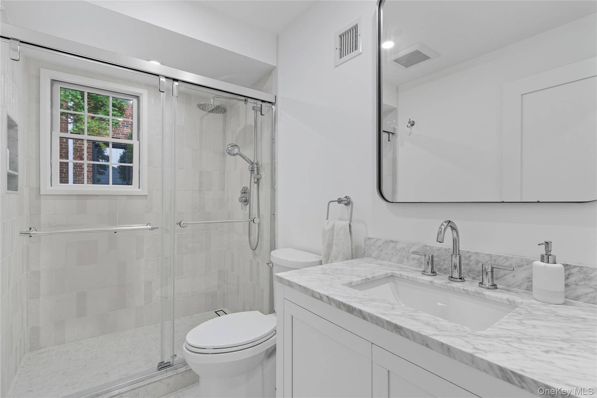 #20 photo, 17 Entrance Road, מחוז נסאו East Hills , NY 11577