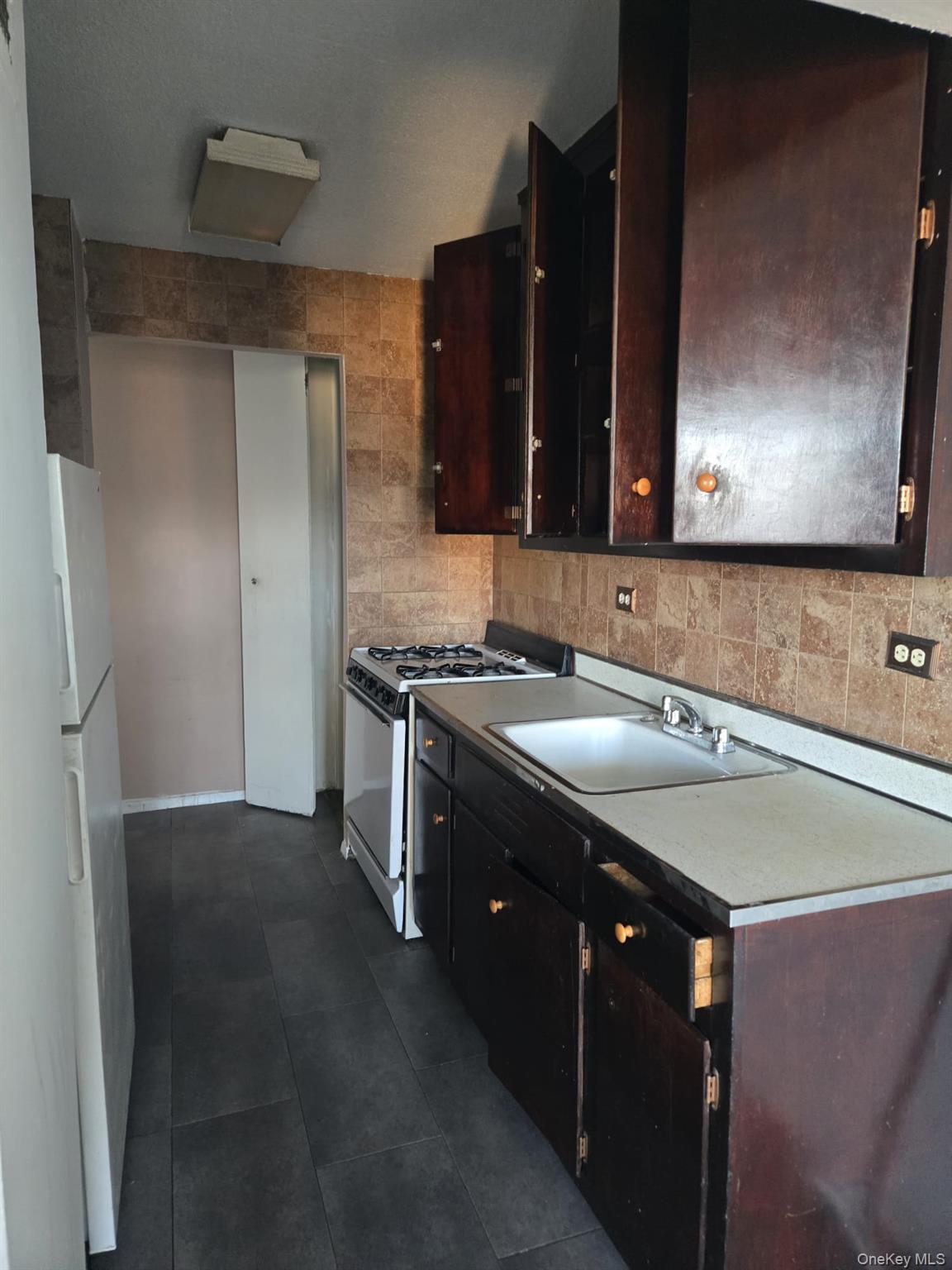 #4 photo, 2550 Olinville Avenue, Bronx , NY 10467