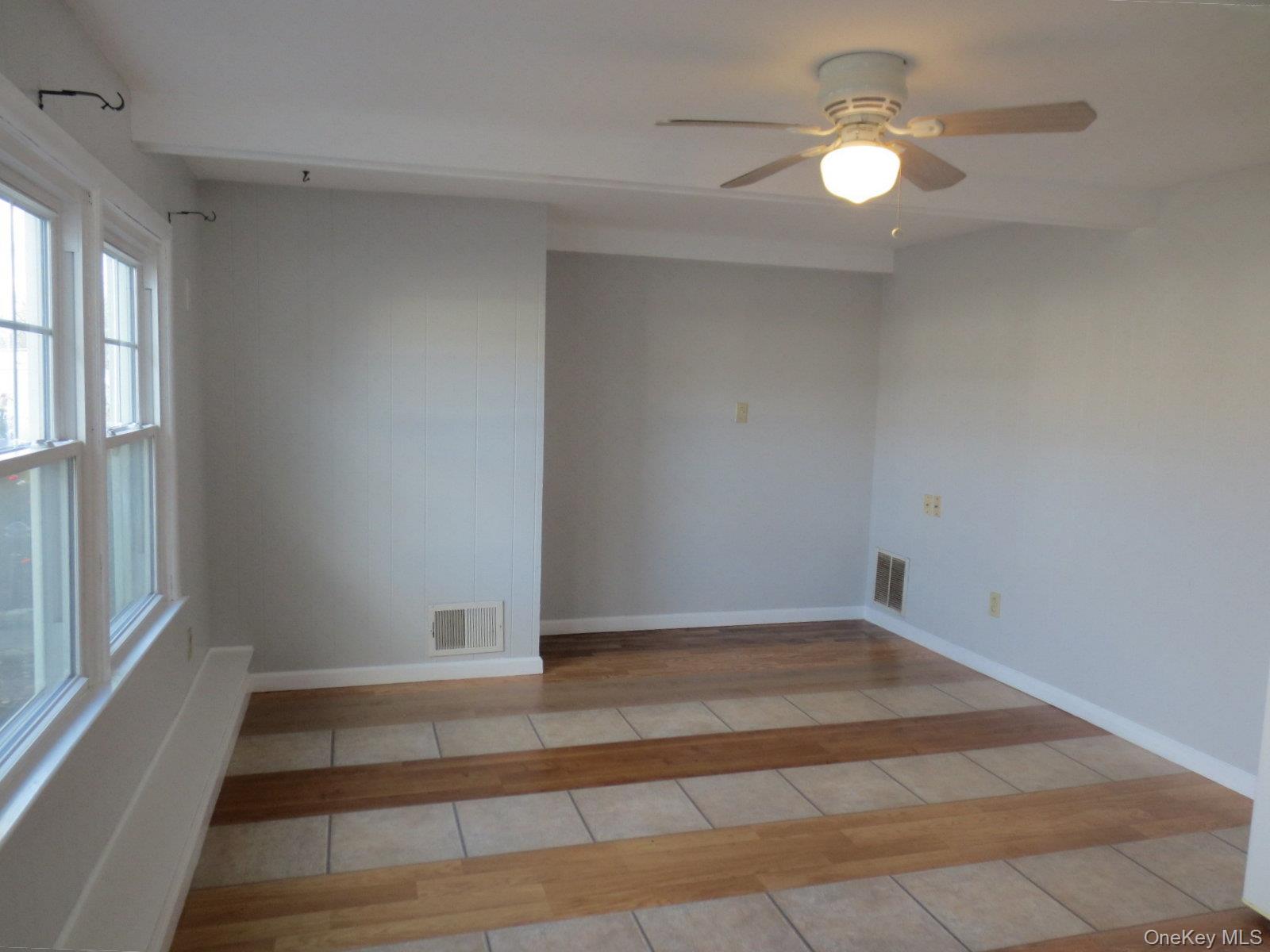 #3 photo, 160 E 3rd Street, سوفولك Deer Park , NY 11729