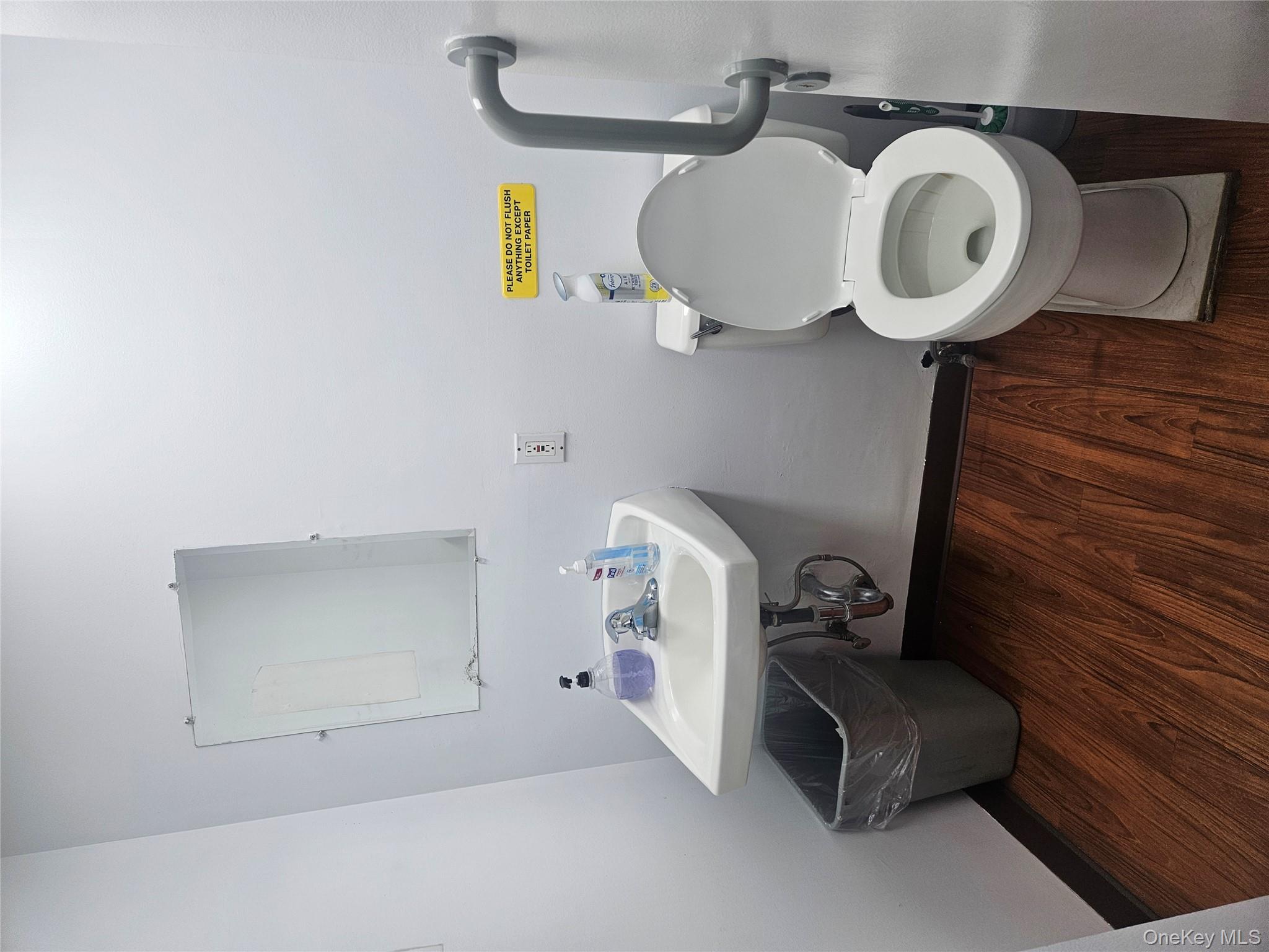 #2 photo, 64 S Central Avenue, नासाउ काउंटी Valley Stream , NY 11580