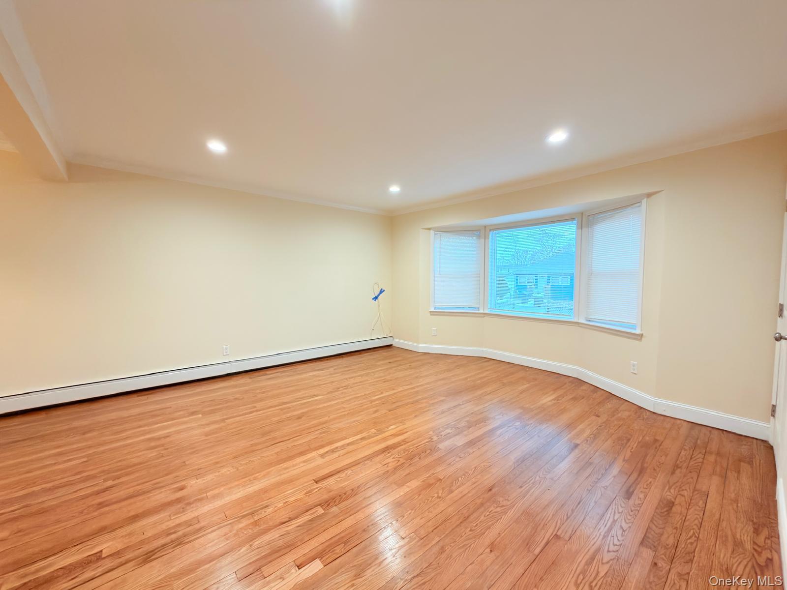 #6 photo, 35 N 16th Street, Саффолк ‖ Wheatley Heights , NY 11798