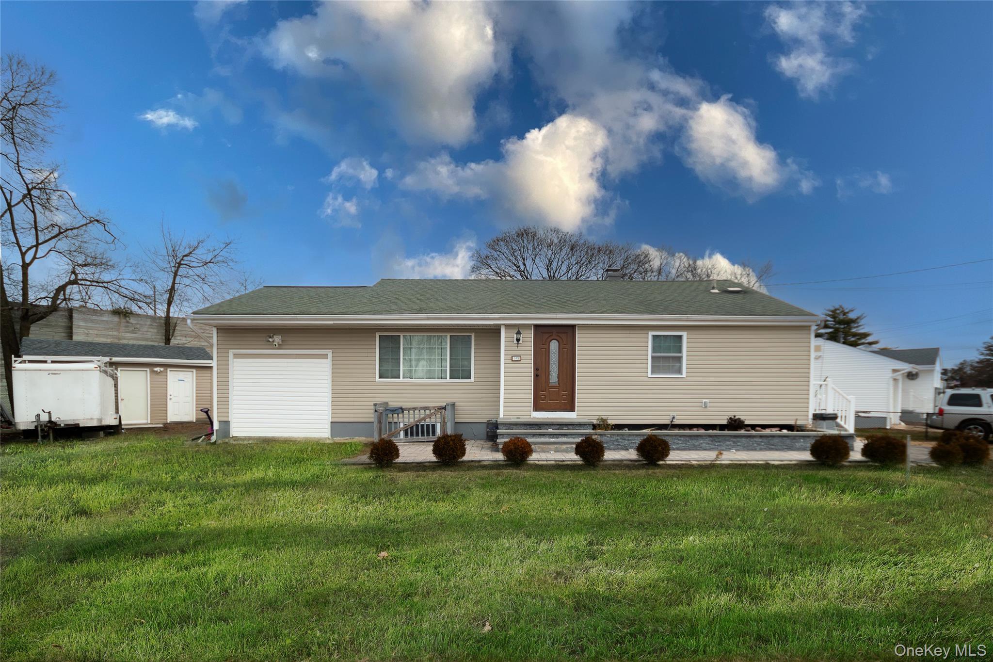 #1 photo, 505 Madison Avenue, 东长岛 Brentwood , NY 11717