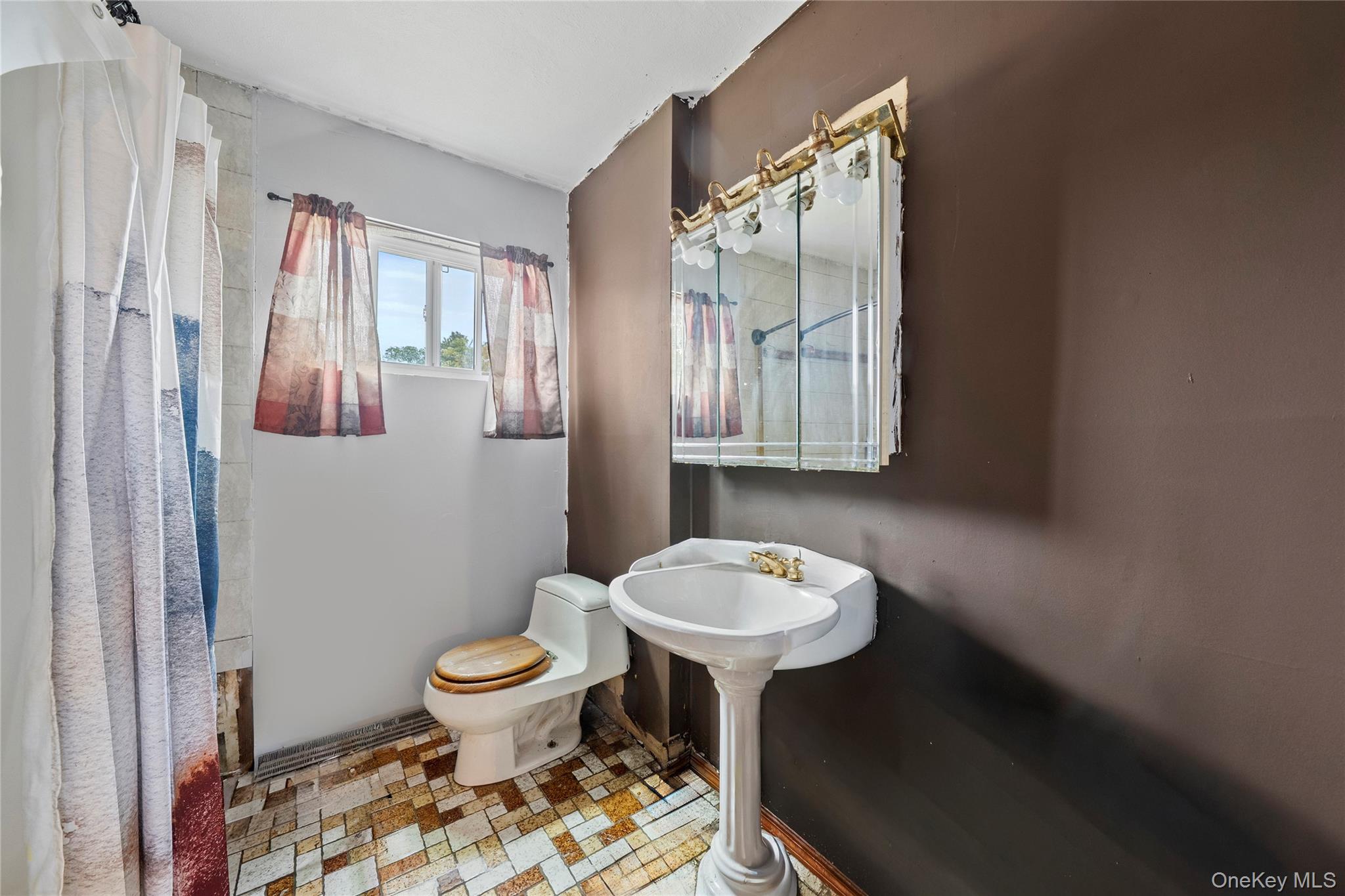 #10 photo, 99 Brooklyn Avenue, West Babylon , NY 11704