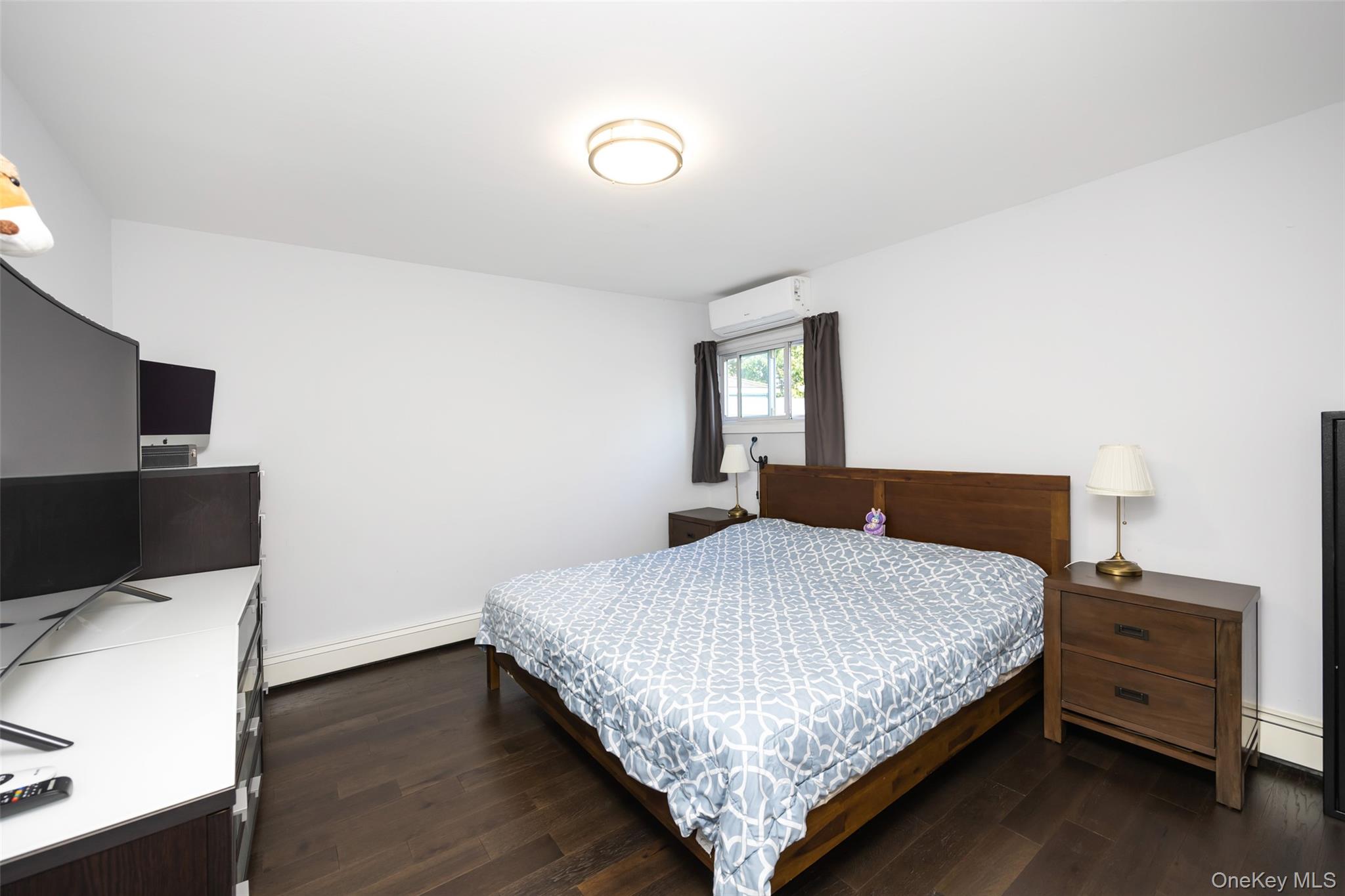 #11 photo, 80 Cypress Lane, वेस्टबरी Westbury , NY 11590