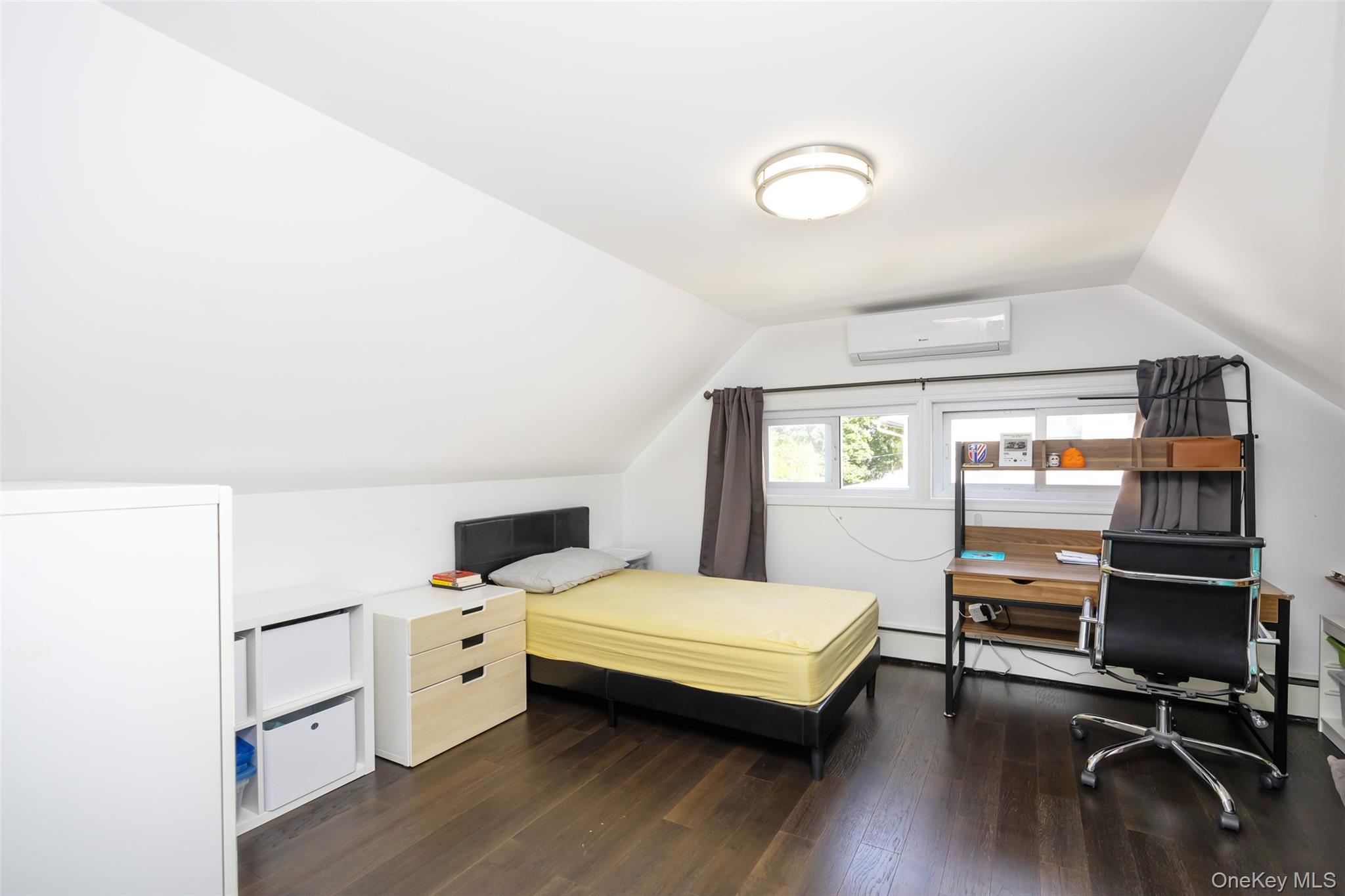 #14 photo, 80 Cypress Lane, वेस्टबरी Westbury , NY 11590