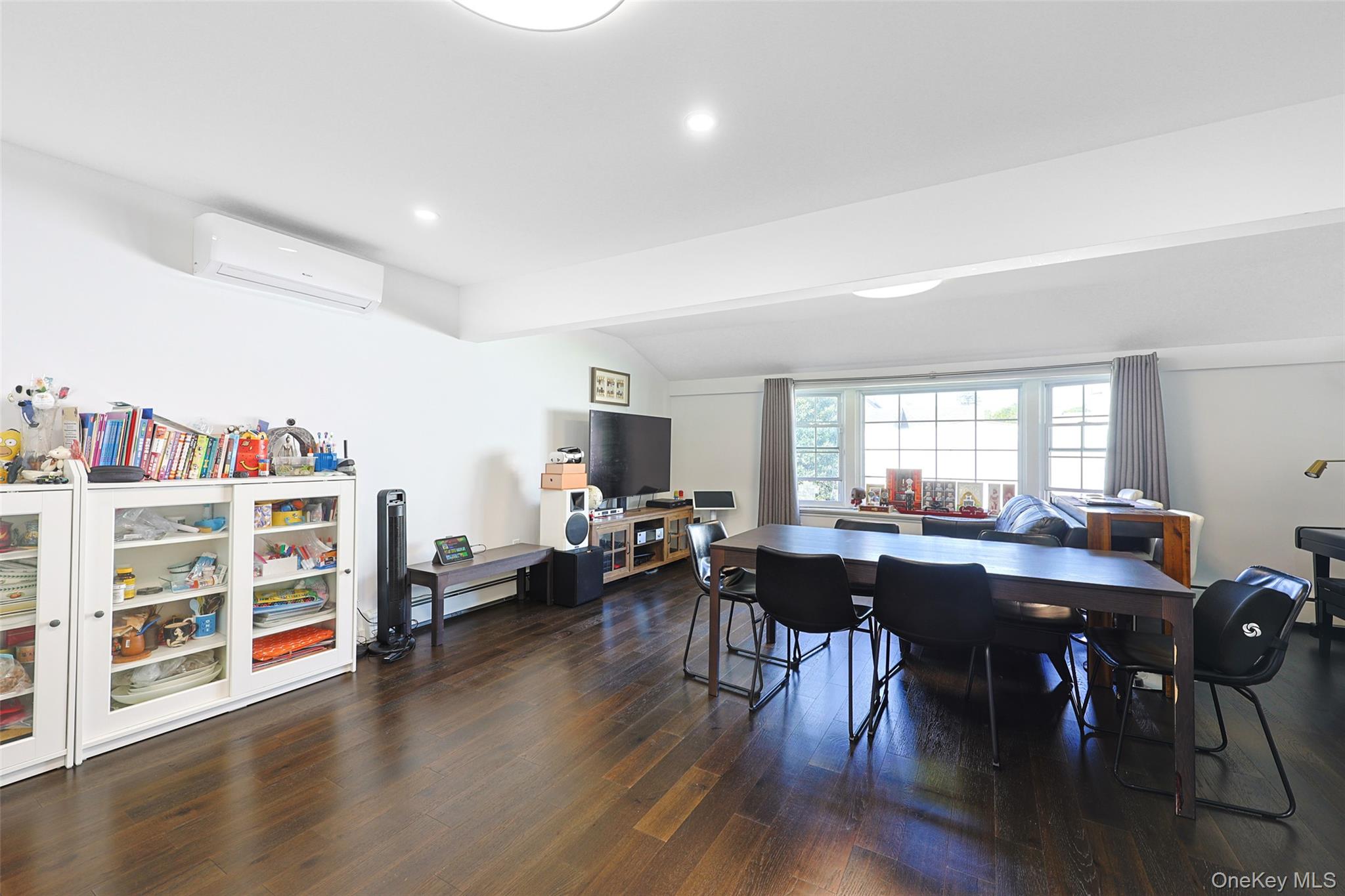 #3 photo, 80 Cypress Lane, वेस्टबरी Westbury , NY 11590