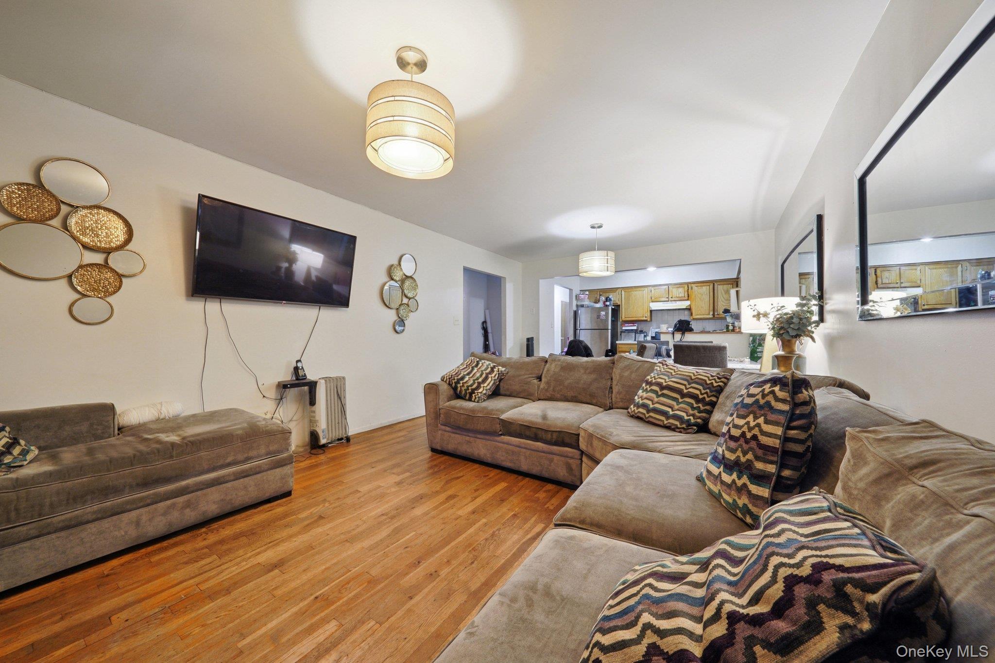 #13 photo, 831 E 221st Street, Bronx , NY 10467