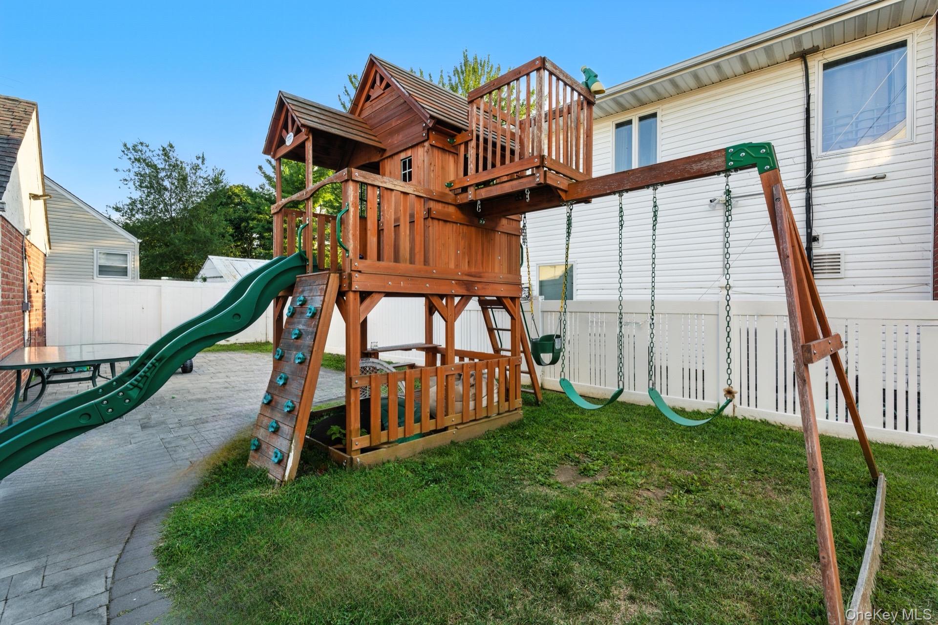 #18 photo, 40 Hendrickson Avenue, Lynbrook , NY 11563