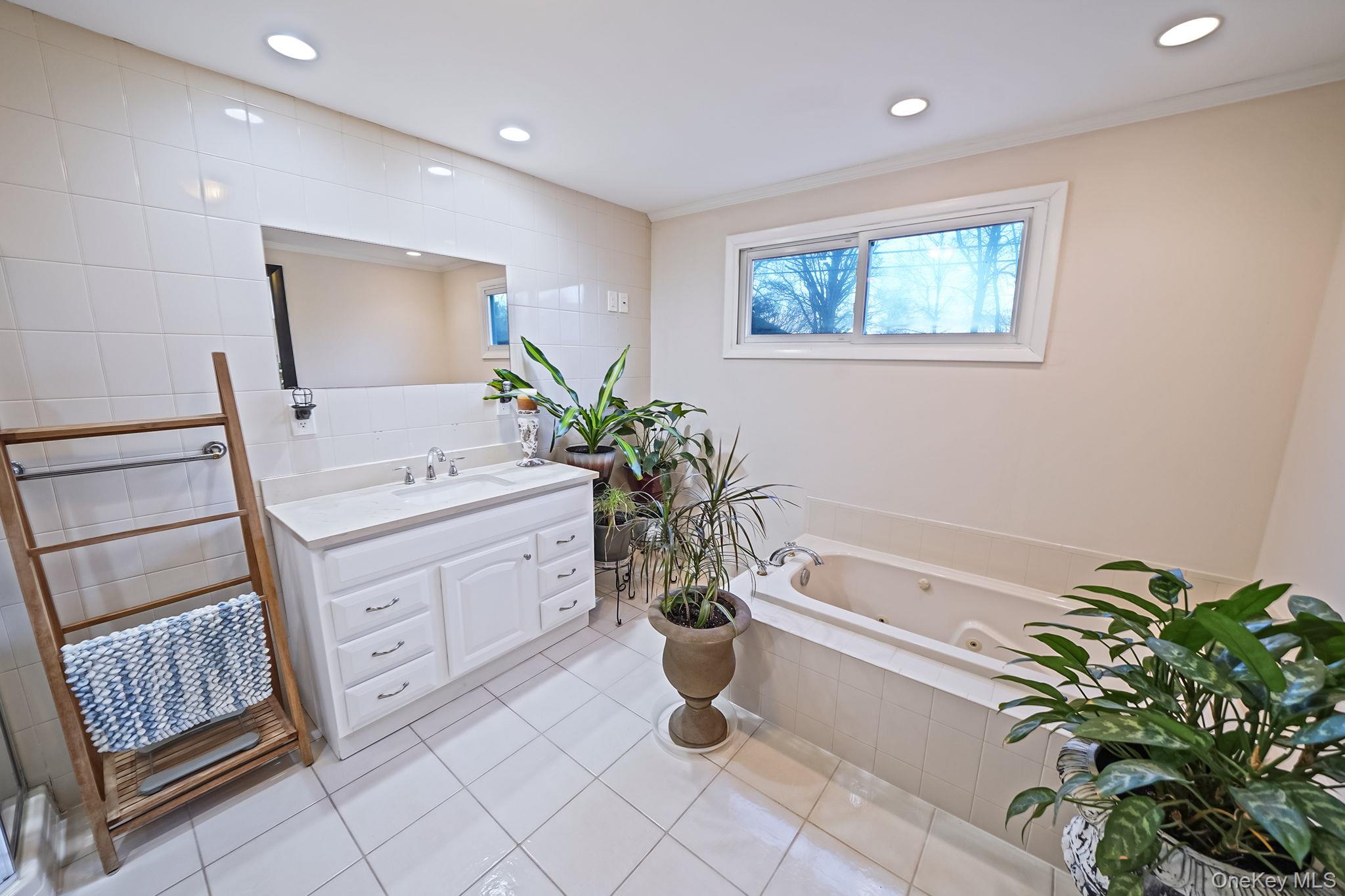 #11 photo, 26 Neptune Road, سوفولك Rocky Point , NY 11778