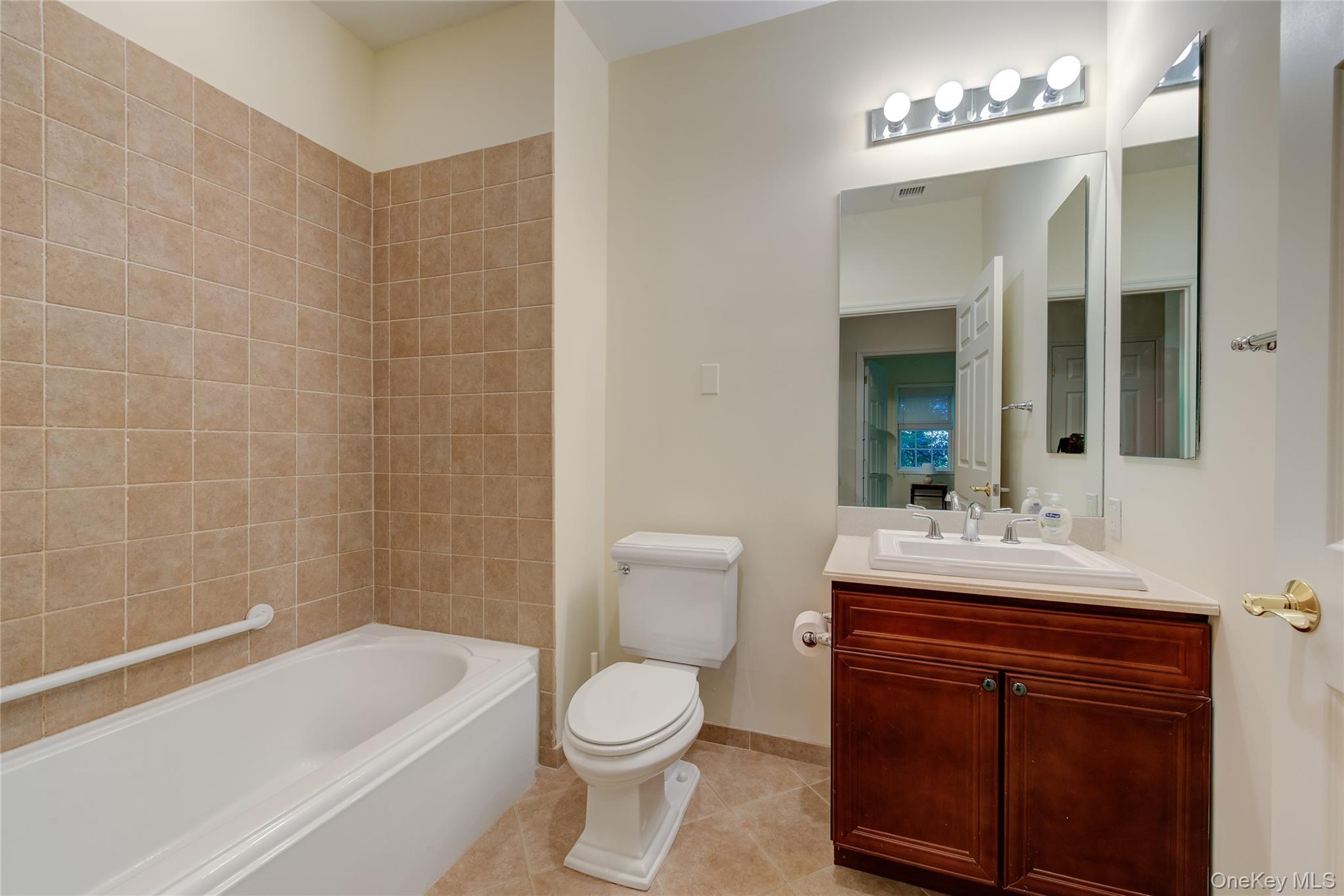 #16 photo, 115 Pondview Drive, पोर्ट वॉशिंगटन Port Washington , NY 11050