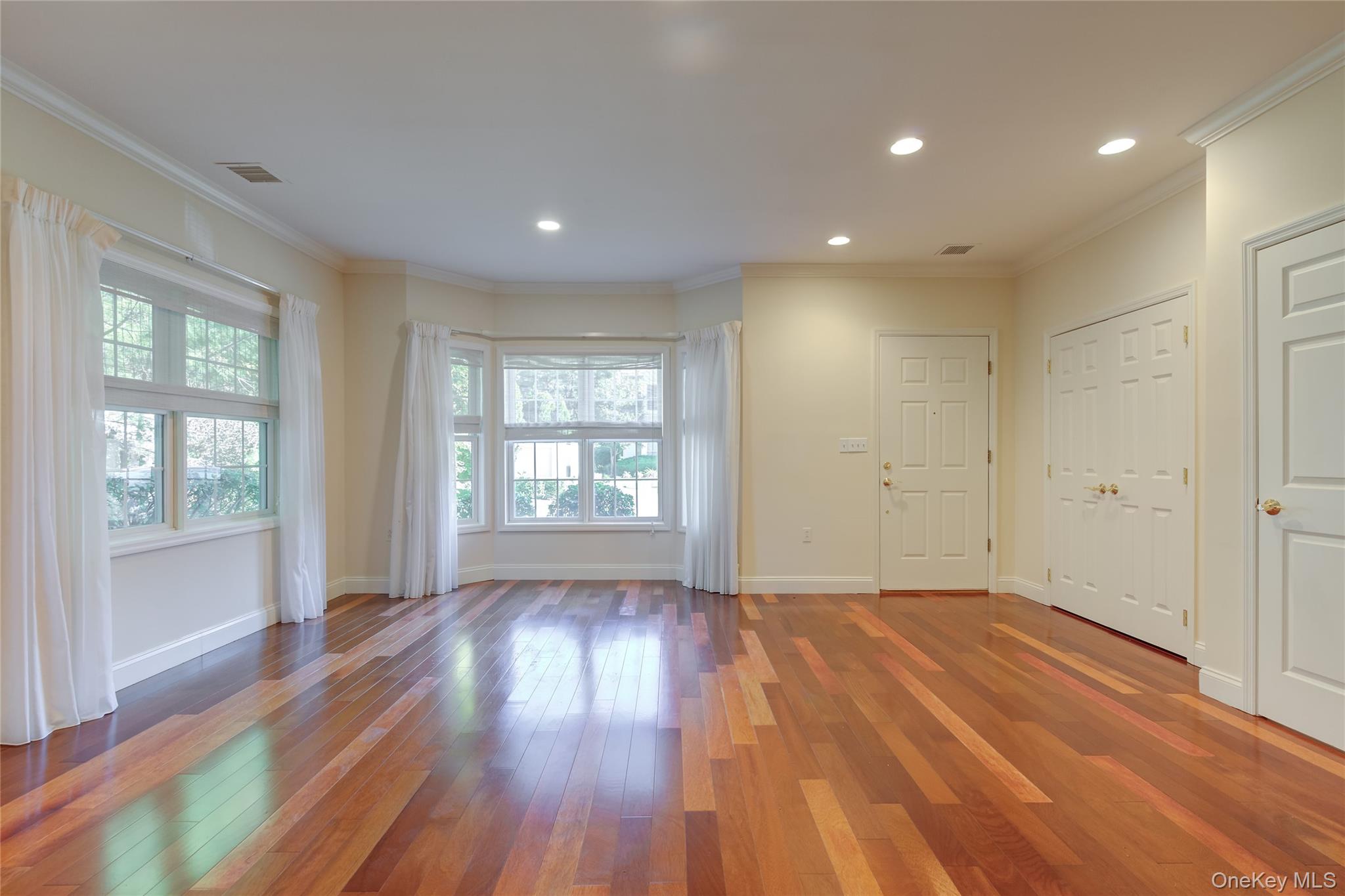 #3 photo, 115 Pondview Drive, पोर्ट वॉशिंगटन Port Washington , NY 11050