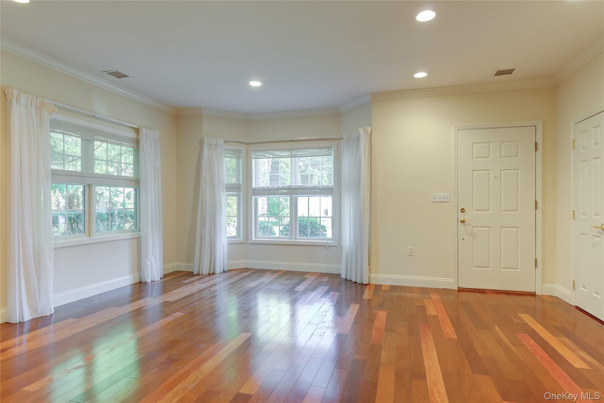 #4 photo, 115 Pondview Drive, पोर्ट वॉशिंगटन Port Washington , NY 11050