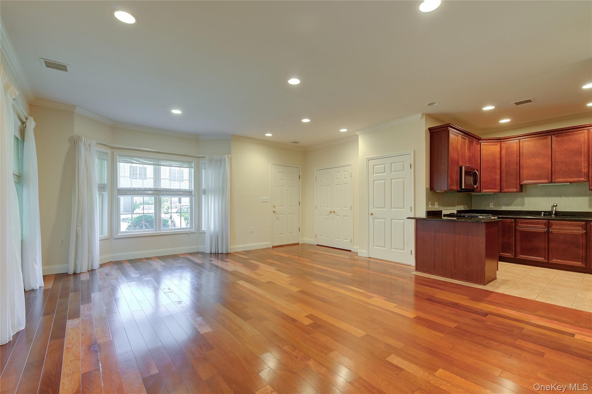 #5 photo, 115 Pondview Drive, पोर्ट वॉशिंगटन Port Washington , NY 11050