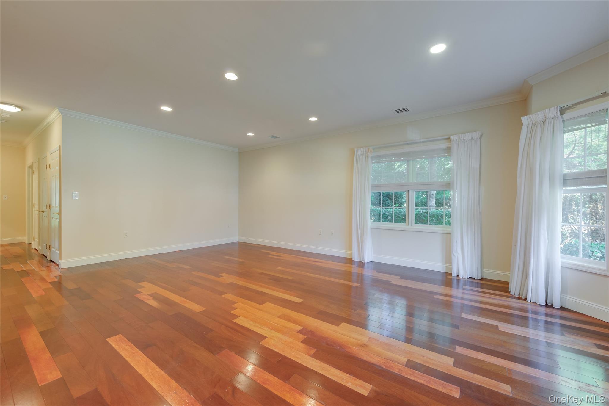 #6 photo, 115 Pondview Drive, पोर्ट वॉशिंगटन Port Washington , NY 11050