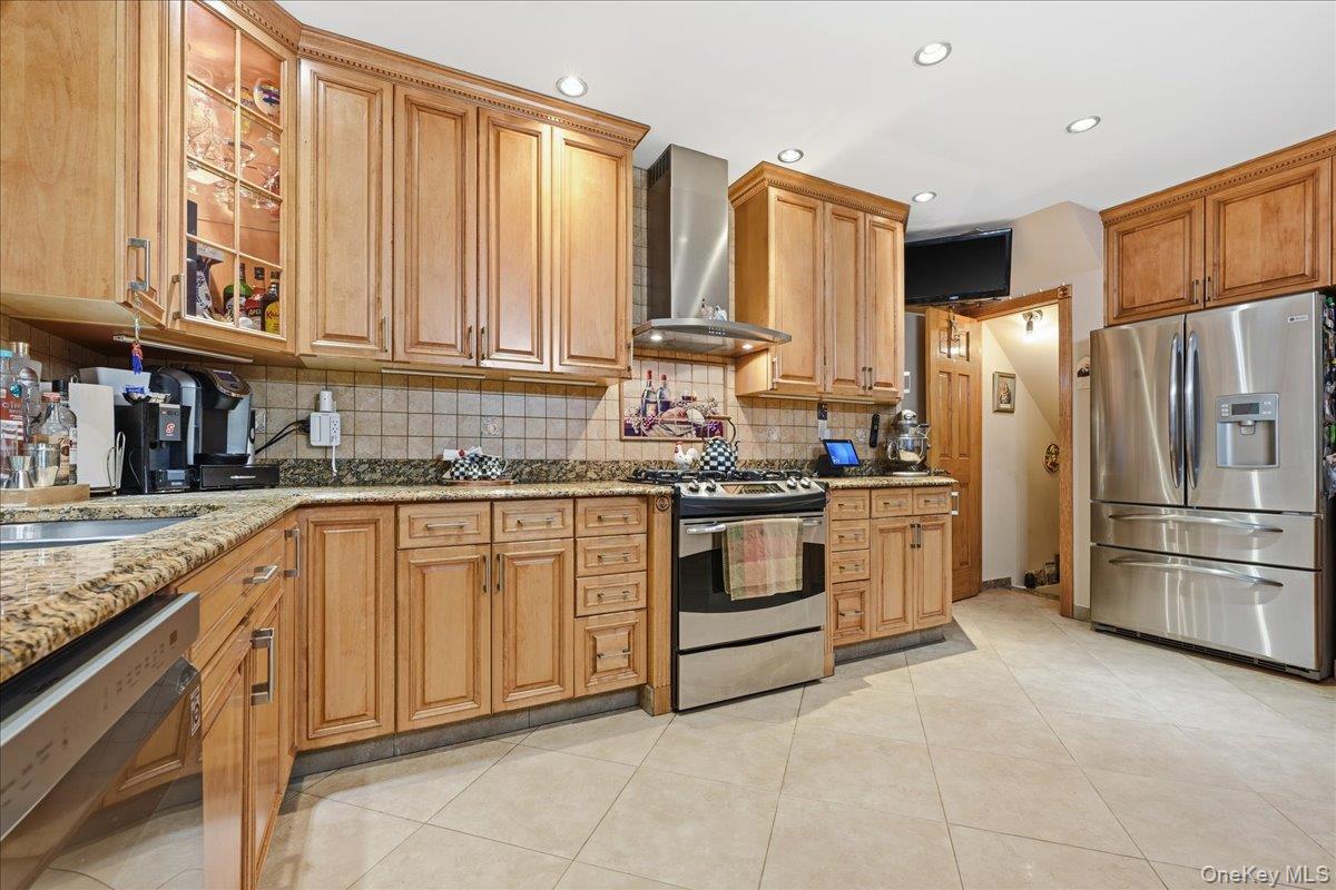 #10 photo, 63-45 77th Place, कुईंस Middle Village , NY 11379