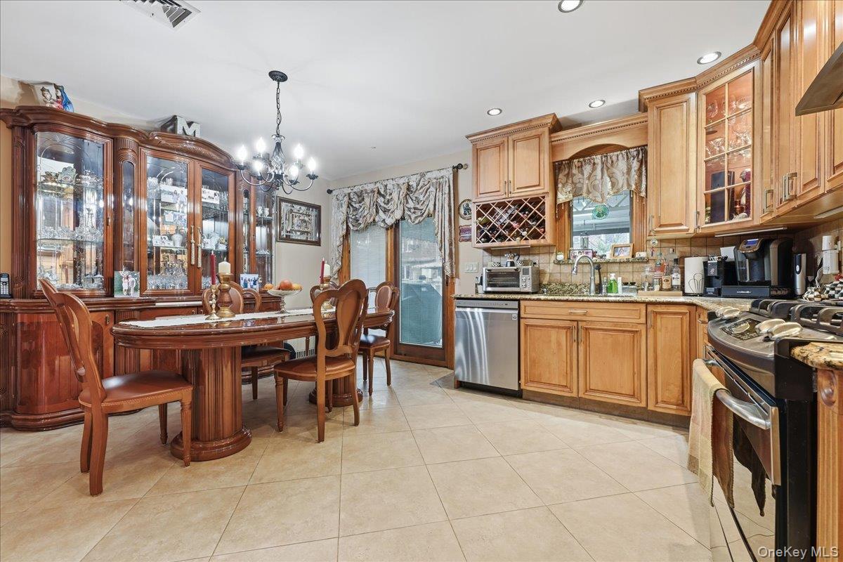 #11 photo, 63-45 77th Place, कुईंस Middle Village , NY 11379