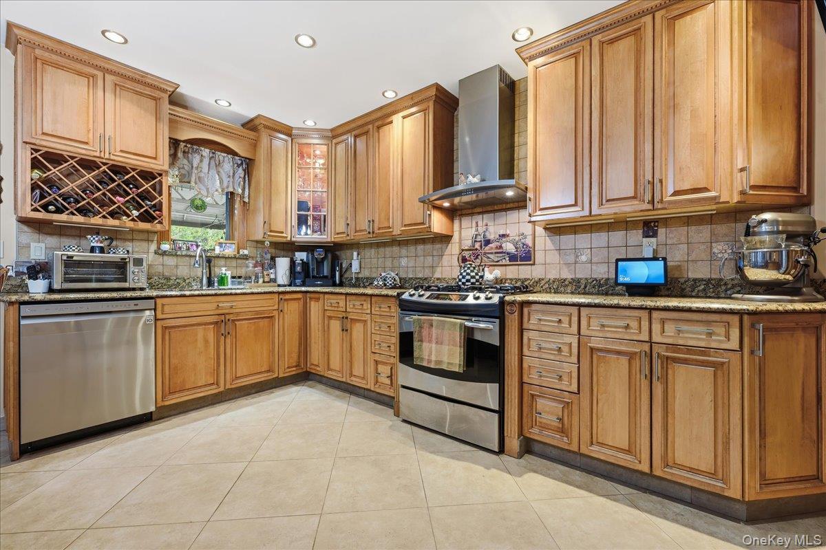 #12 photo, 63-45 77th Place, कुईंस Middle Village , NY 11379