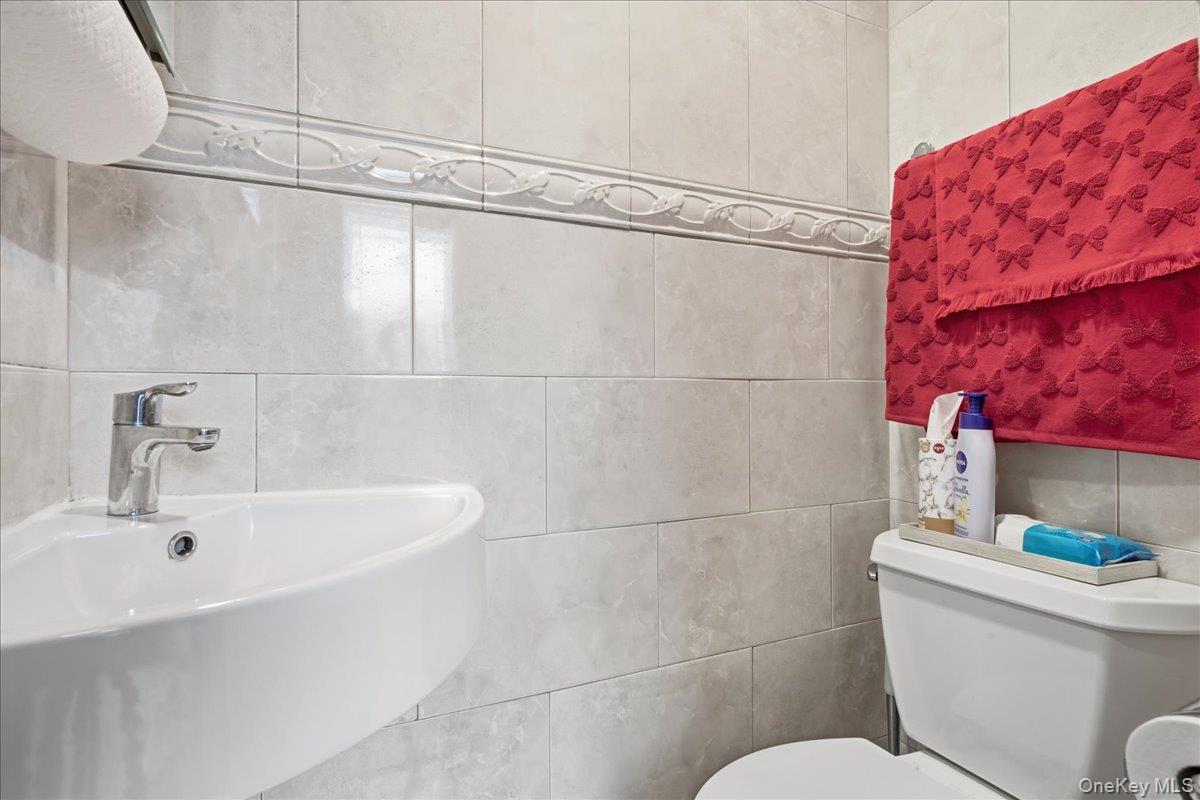 #13 photo, 63-45 77th Place, कुईंस Middle Village , NY 11379