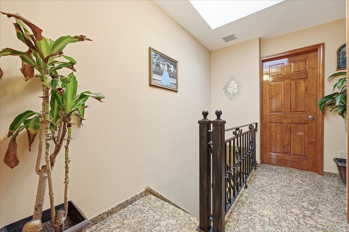 #14 photo, 63-45 77th Place, कुईंस Middle Village , NY 11379