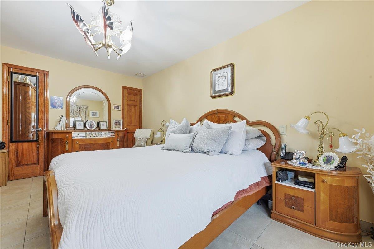 #16 photo, 63-45 77th Place, कुईंस Middle Village , NY 11379