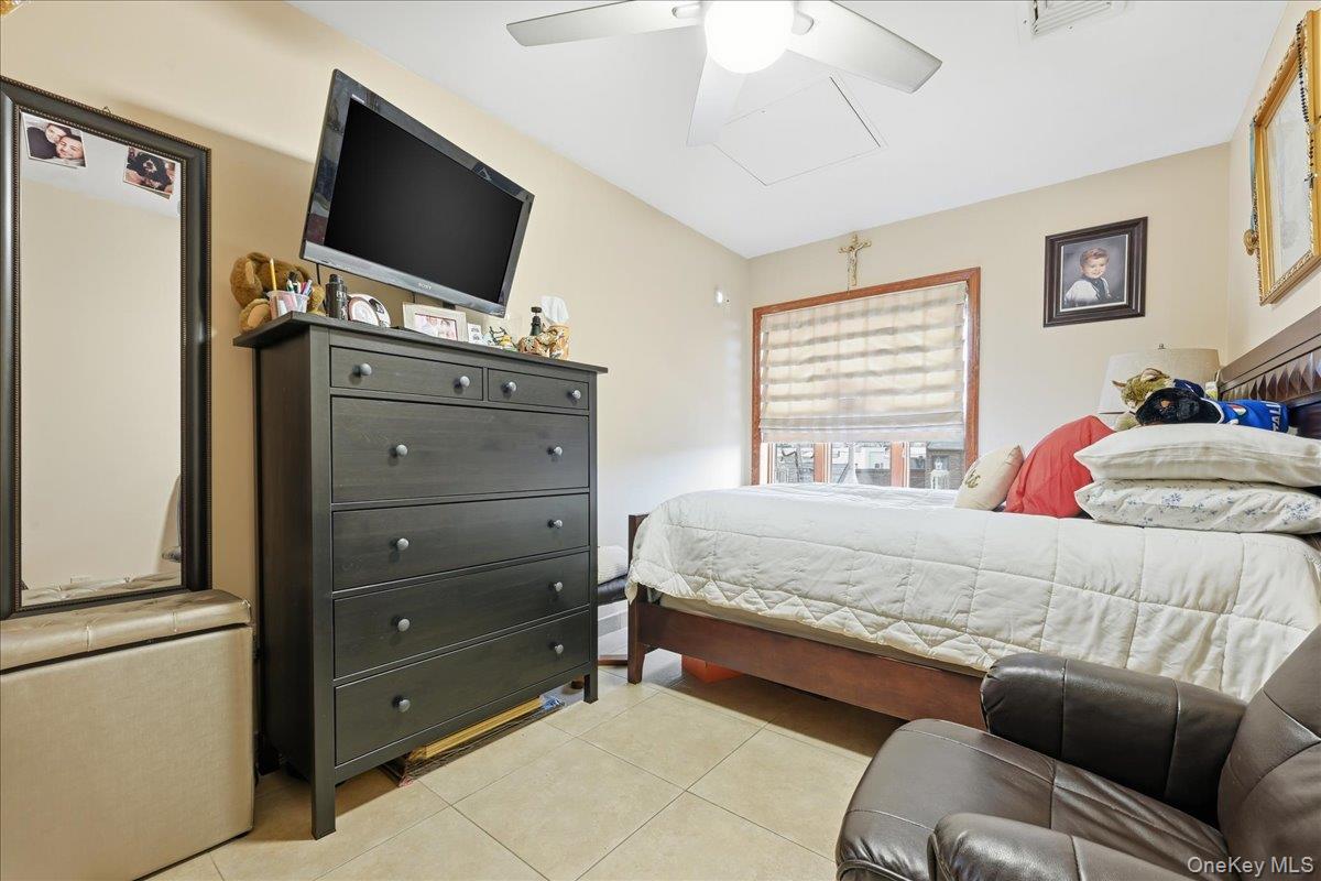 #18 photo, 63-45 77th Place, कुईंस Middle Village , NY 11379