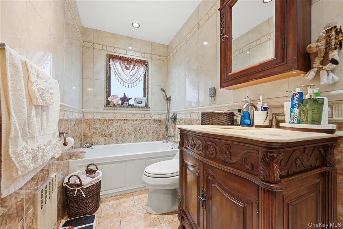 #19 photo, 63-45 77th Place, कुईंस Middle Village , NY 11379