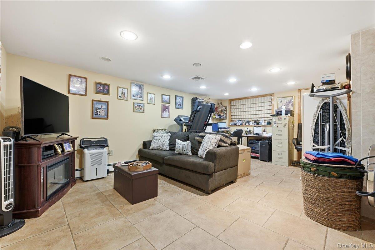 #20 photo, 63-45 77th Place, कुईंस Middle Village , NY 11379