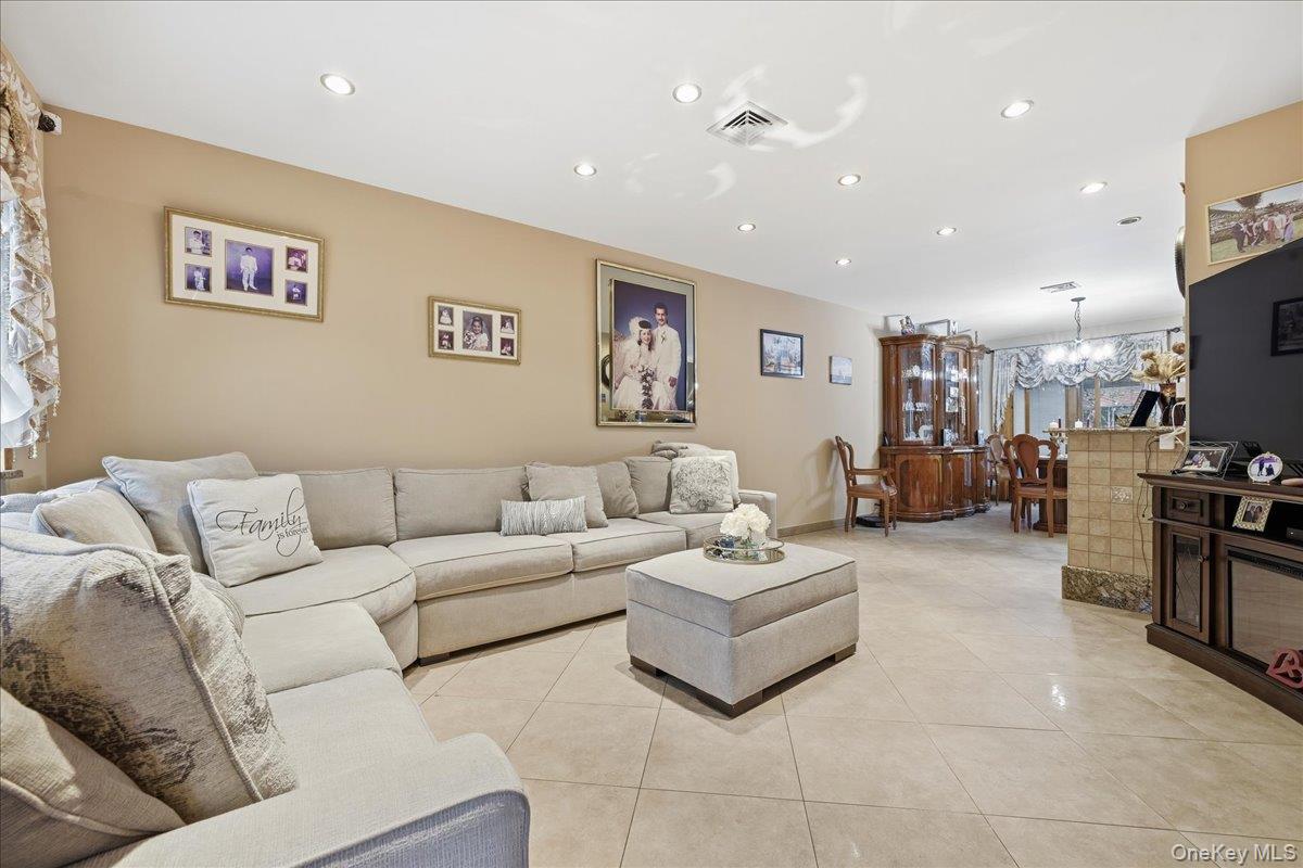 #5 photo, 63-45 77th Place, कुईंस Middle Village , NY 11379