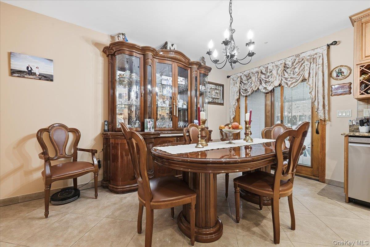 #8 photo, 63-45 77th Place, कुईंस Middle Village , NY 11379