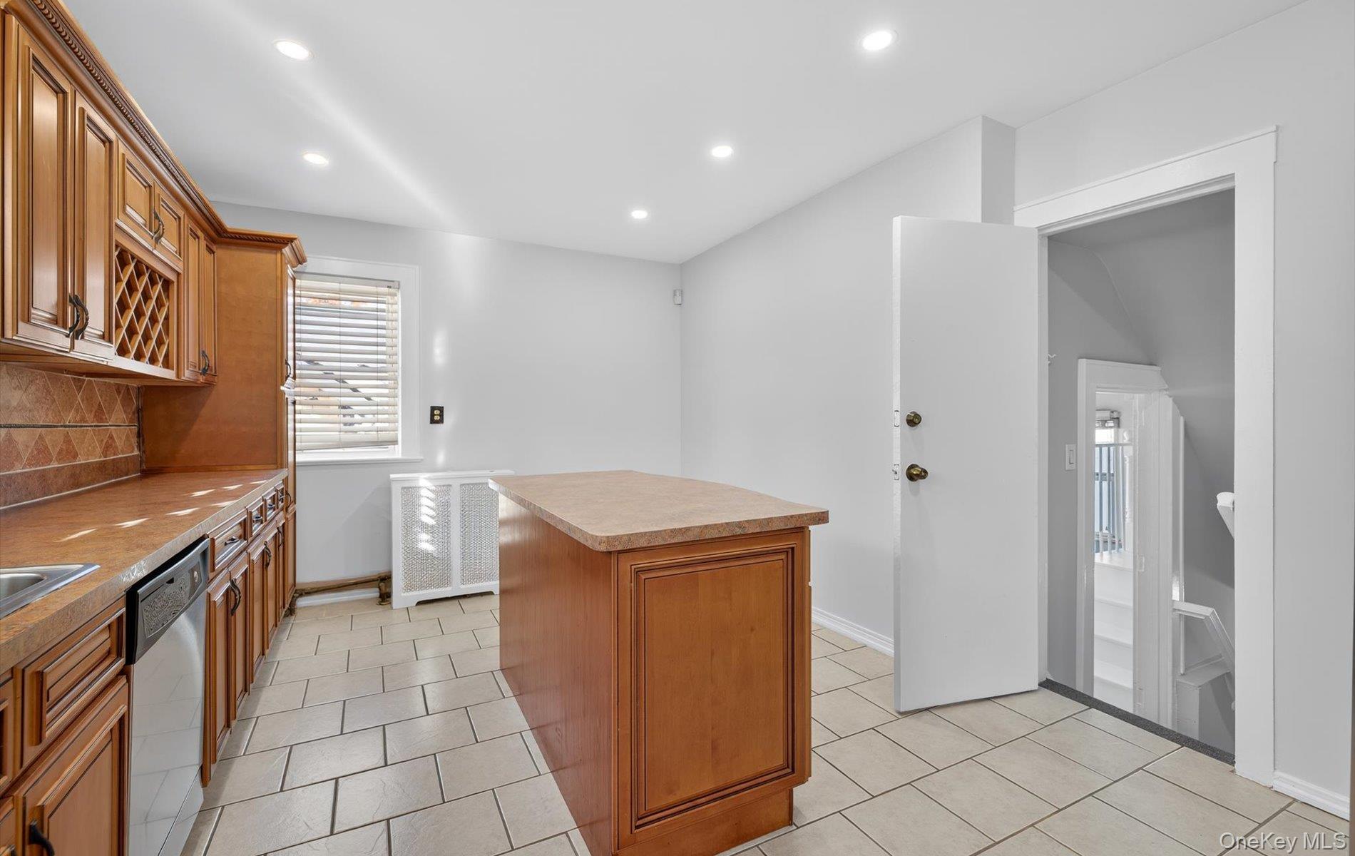 #11 photo, 132 S Terrace Place, नासाउ काउंटी Valley Stream , NY 11580