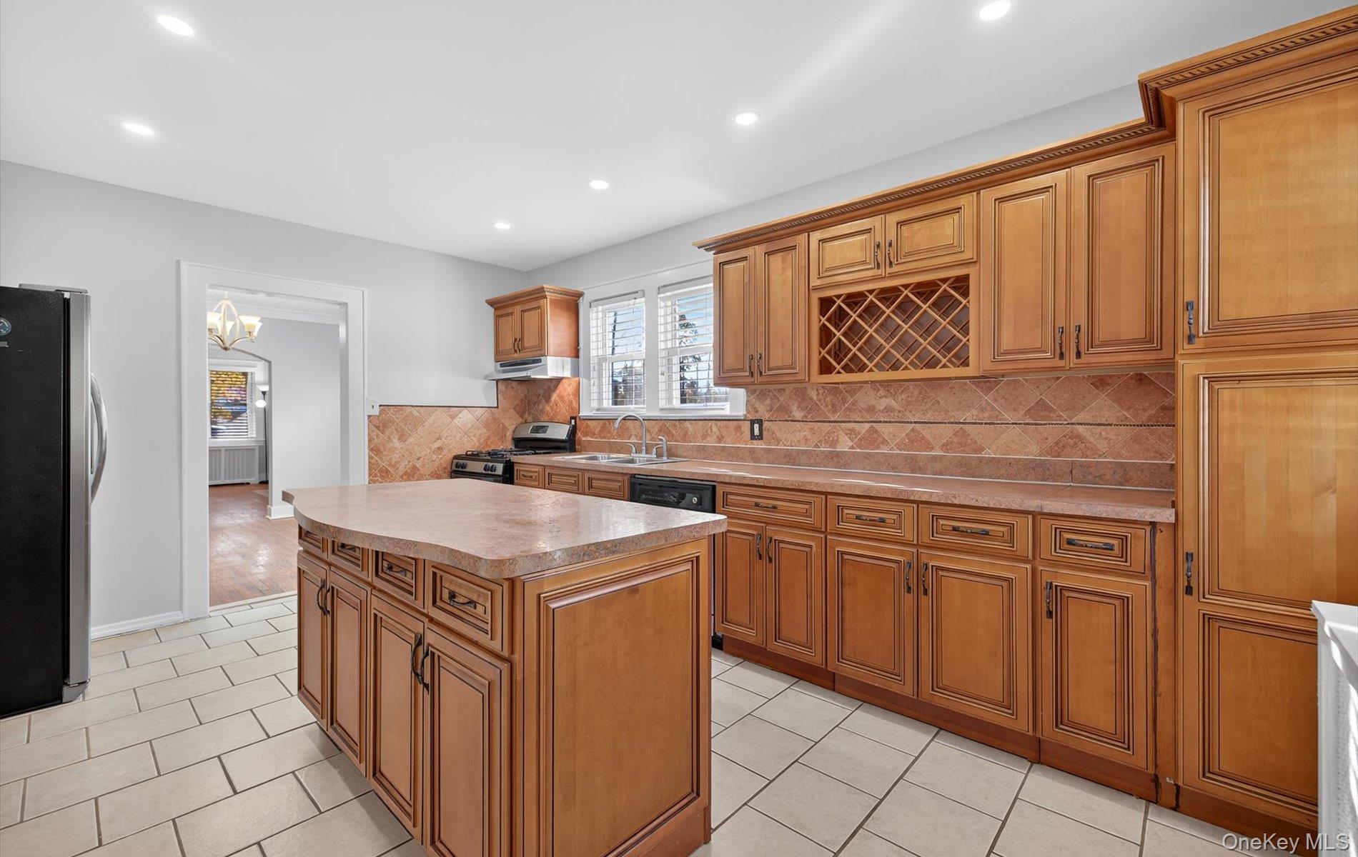 #8 photo, 132 S Terrace Place, नासाउ काउंटी Valley Stream , NY 11580