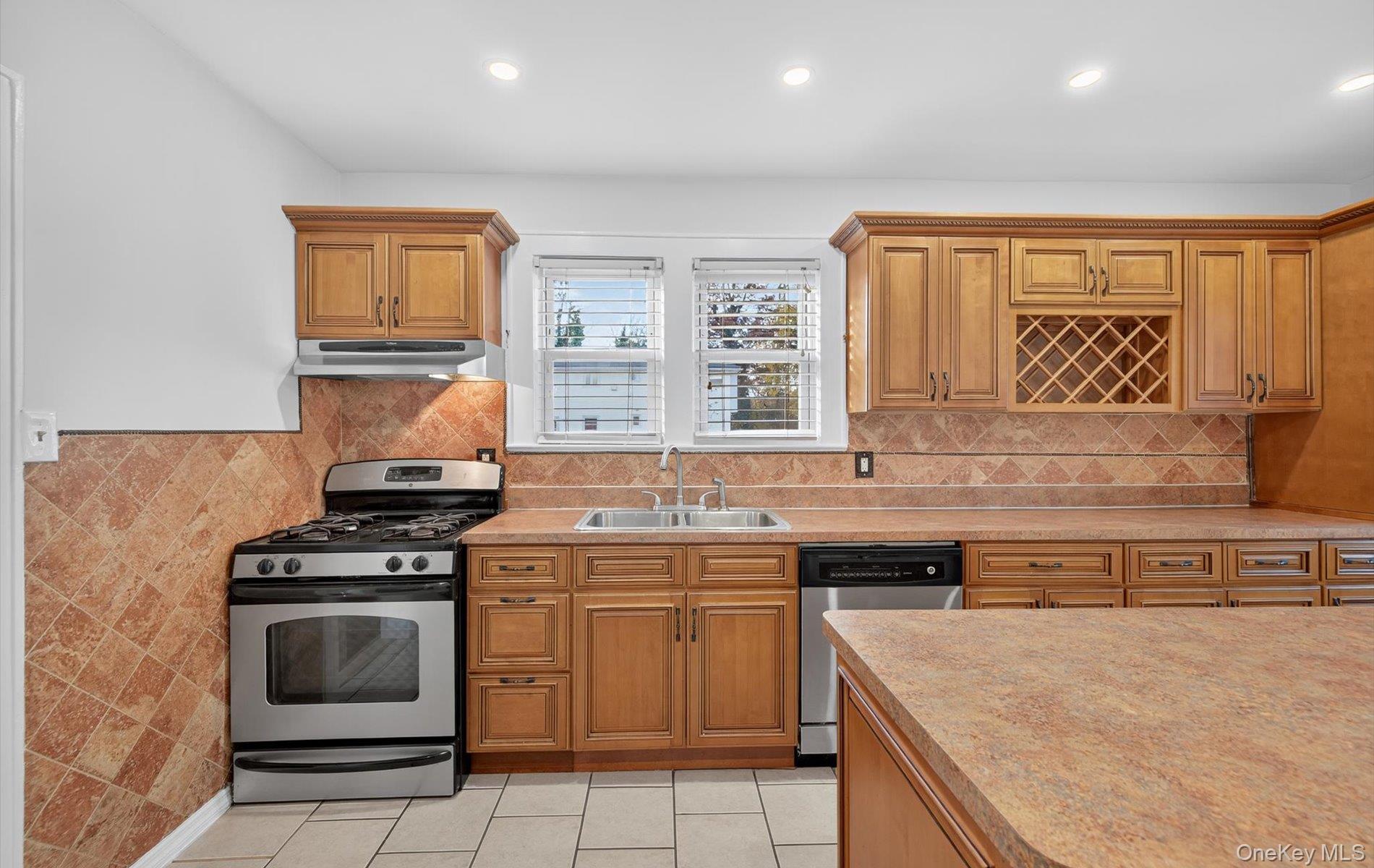 #9 photo, 132 S Terrace Place, नासाउ काउंटी Valley Stream , NY 11580