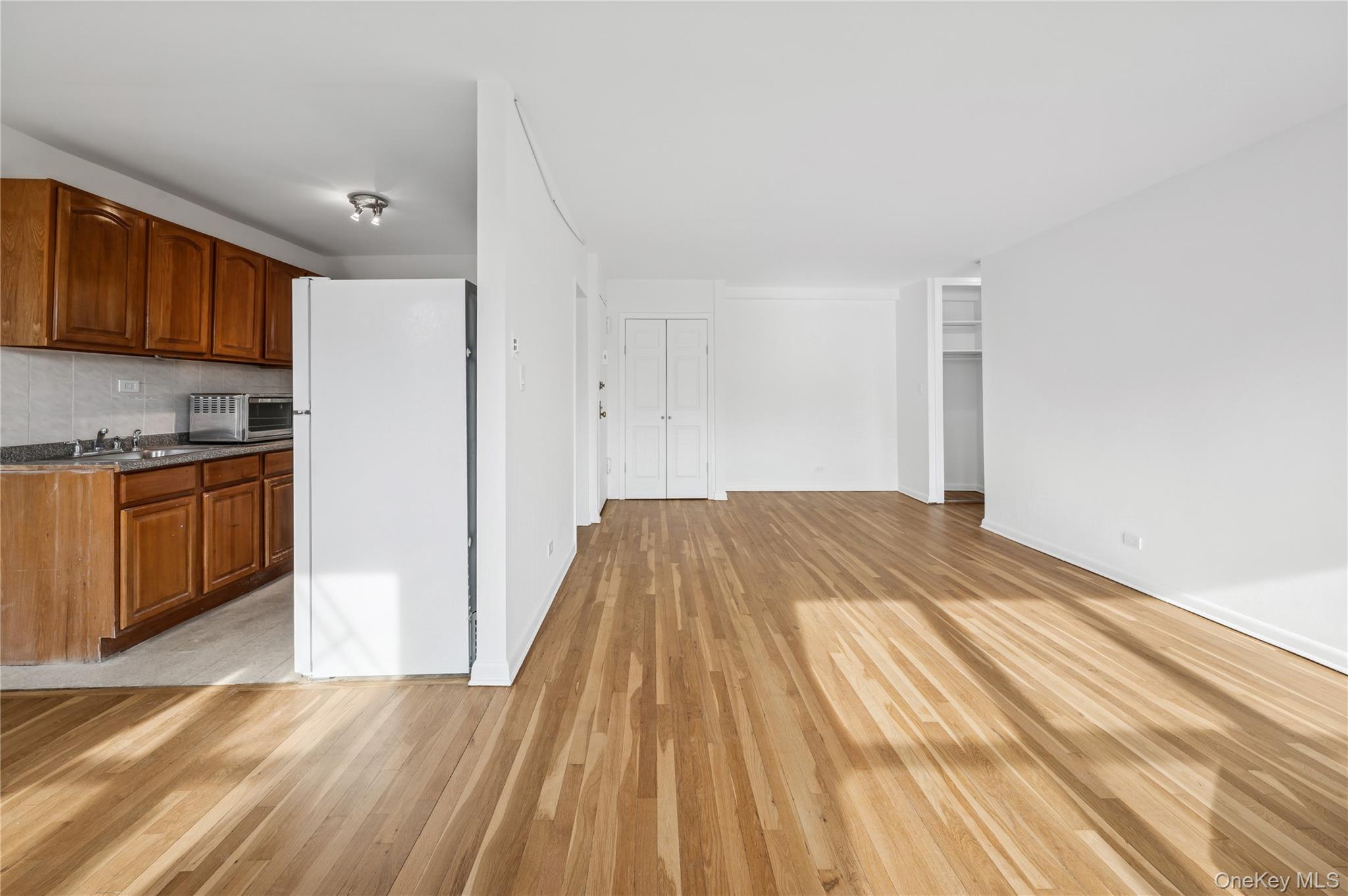 #4 photo, 5730 Mosholu Avenue, Bronx , NY 10471