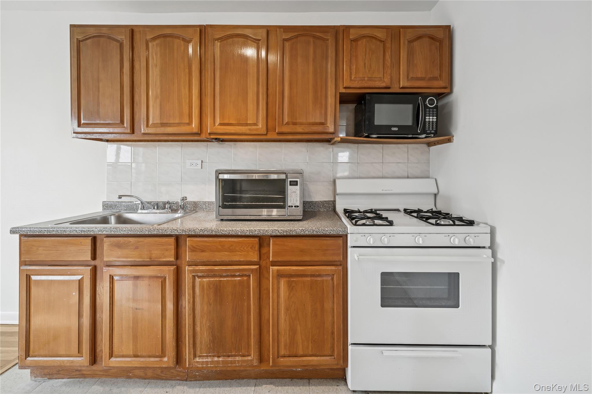 #6 photo, 5730 Mosholu Avenue, Bronx , NY 10471