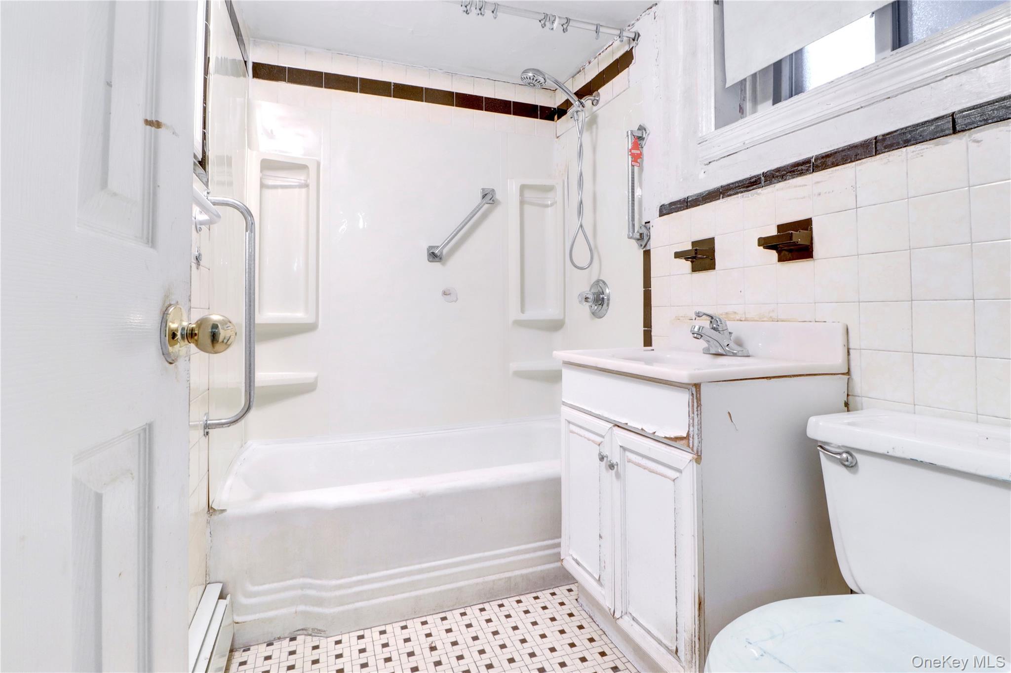 #16 photo, 69-15 69th Place, Glendale , NY 11385