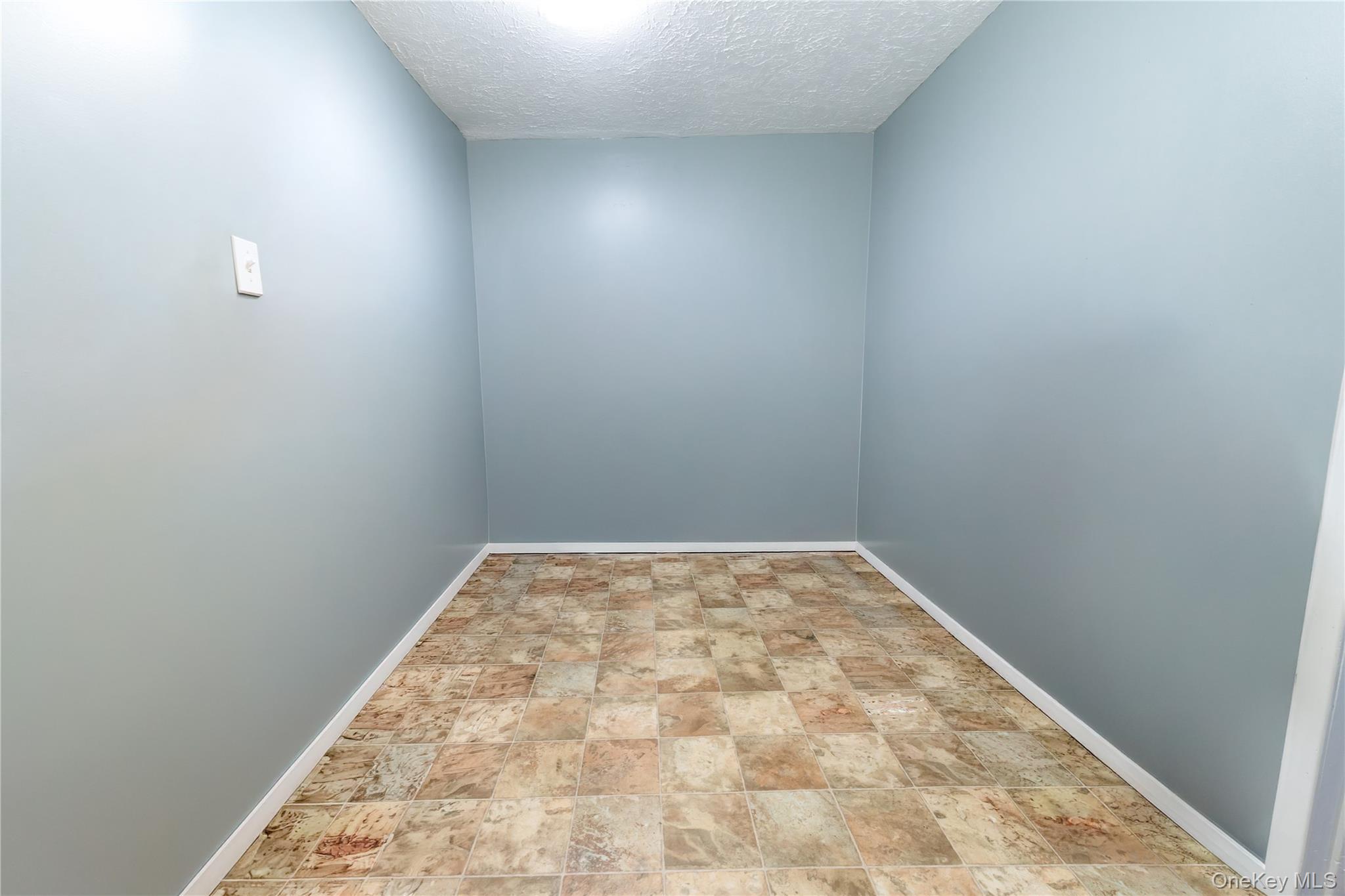 #12 photo, 678 Front Street, नासाउ काउंटी Hempstead , NY 11550