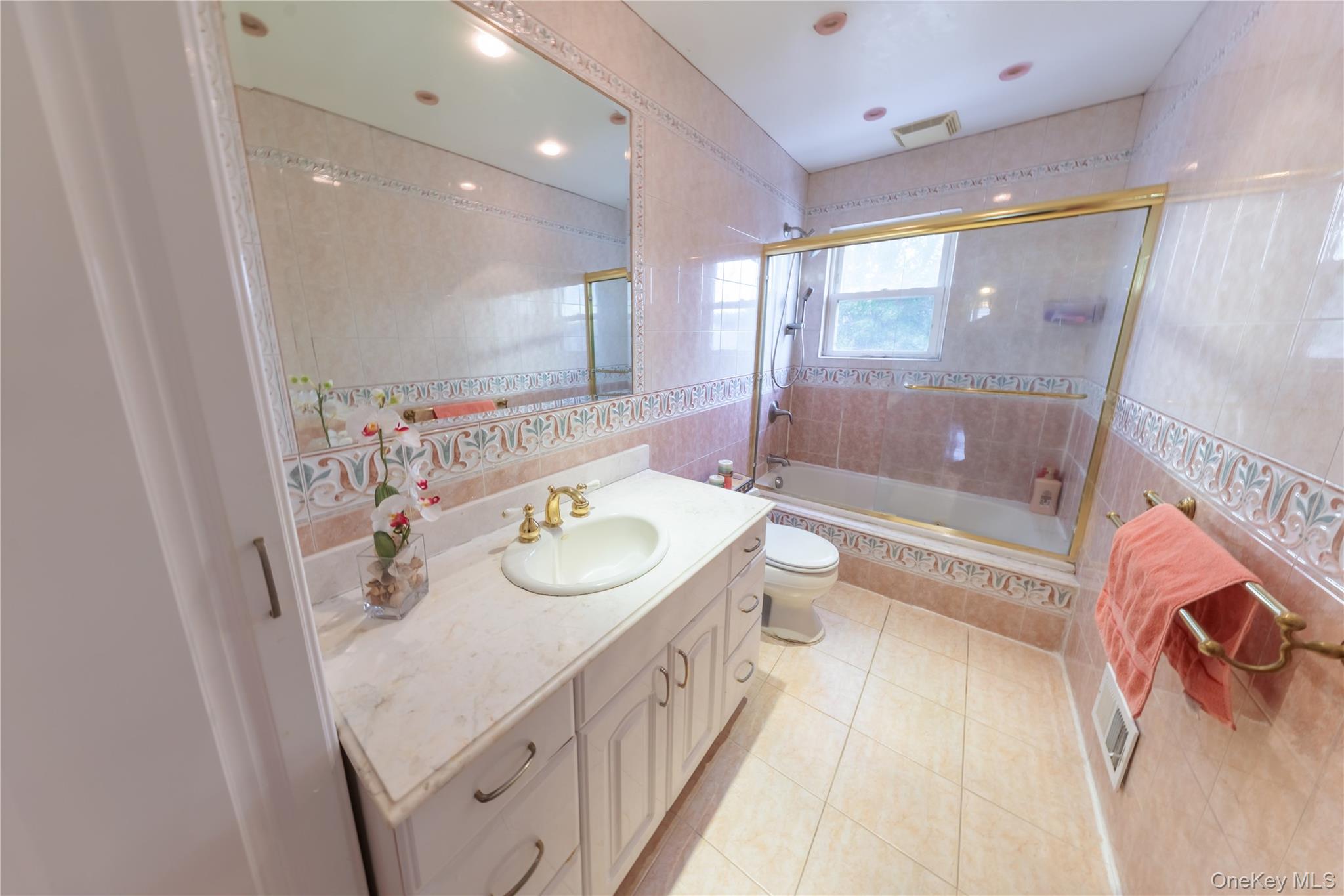 #16 photo, 678 Front Street, नासाउ काउंटी Hempstead , NY 11550