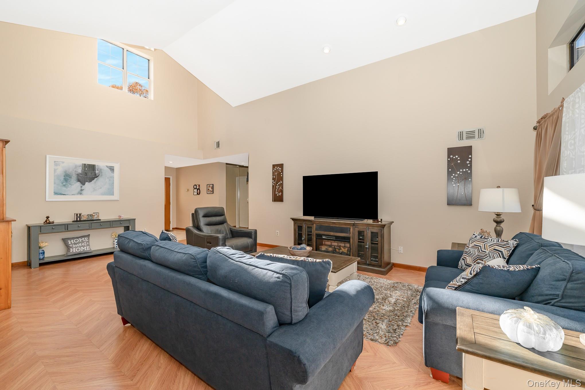 #14 photo, 19 Saddlebrook Court, Middle Island , NY 11953