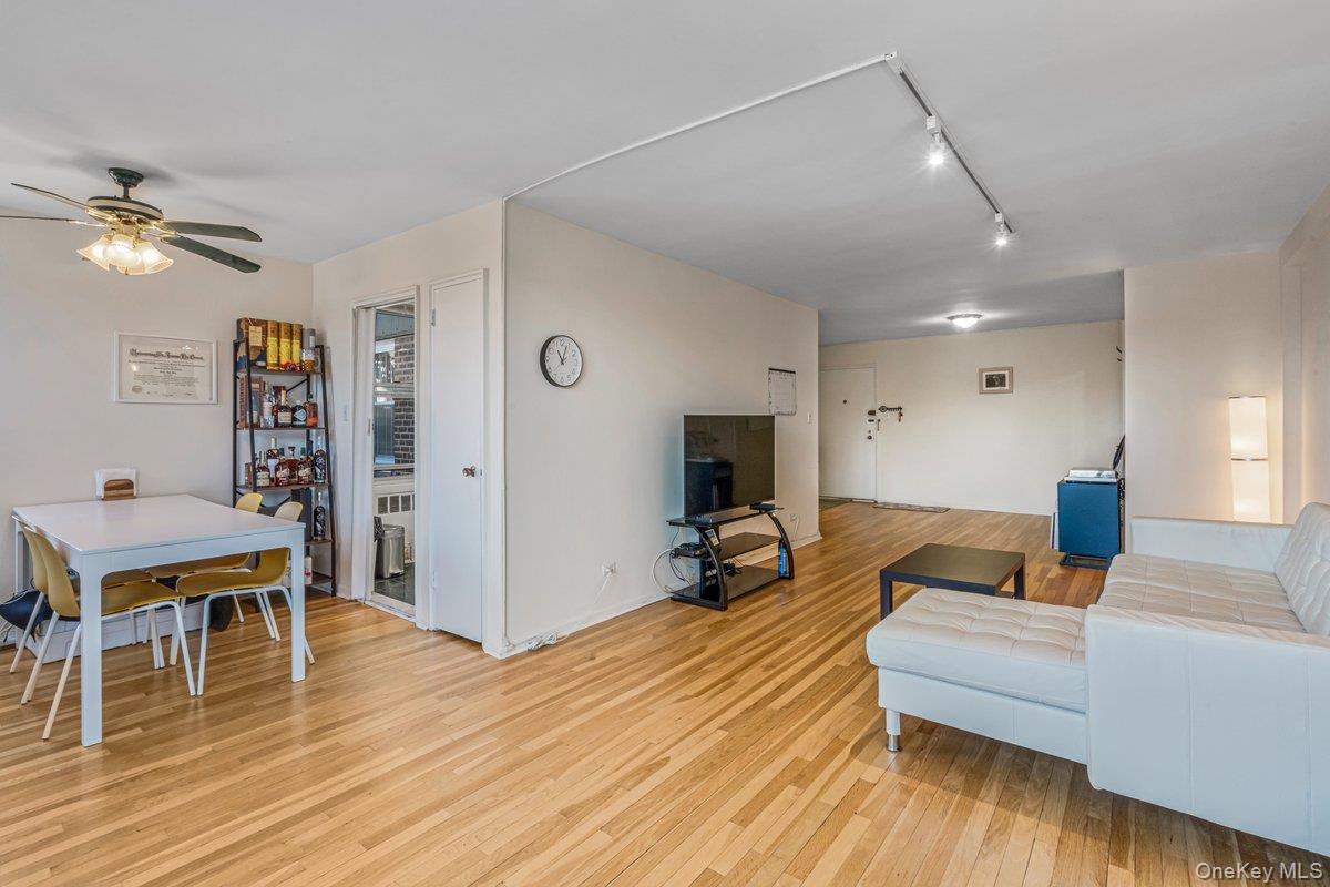 #6 photo, 18-50 211 Street, 뉴욕퀸즈 Bayside , NY 11360