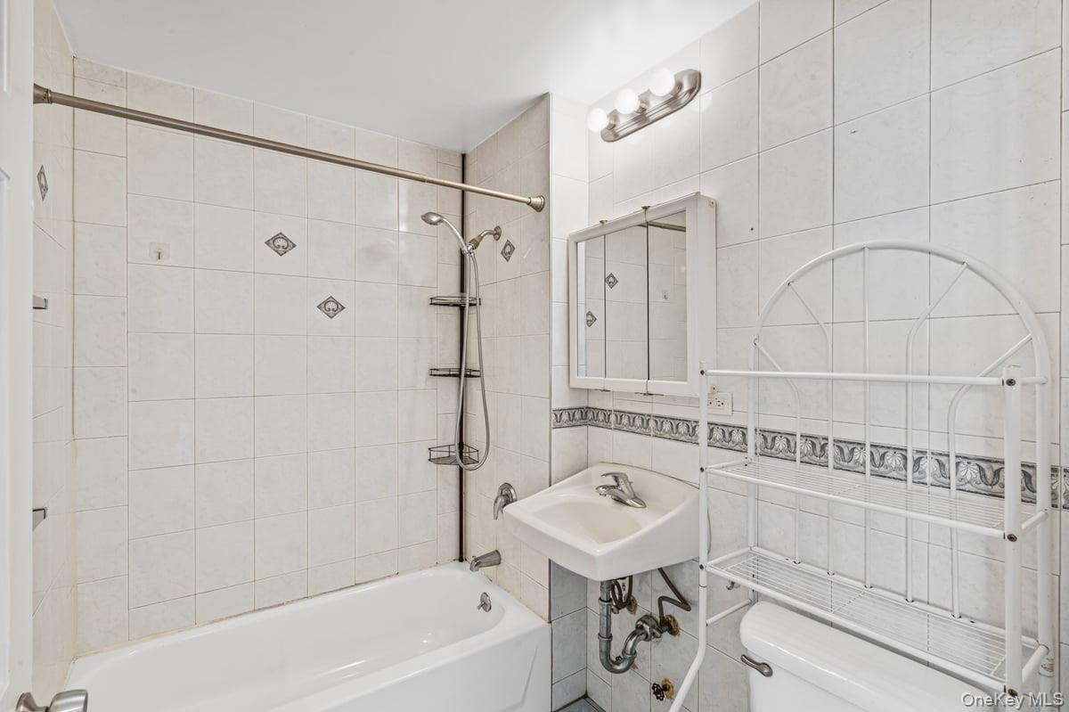 #11 photo, 71-33 162nd Street, Fresh Meadows , NY 11365