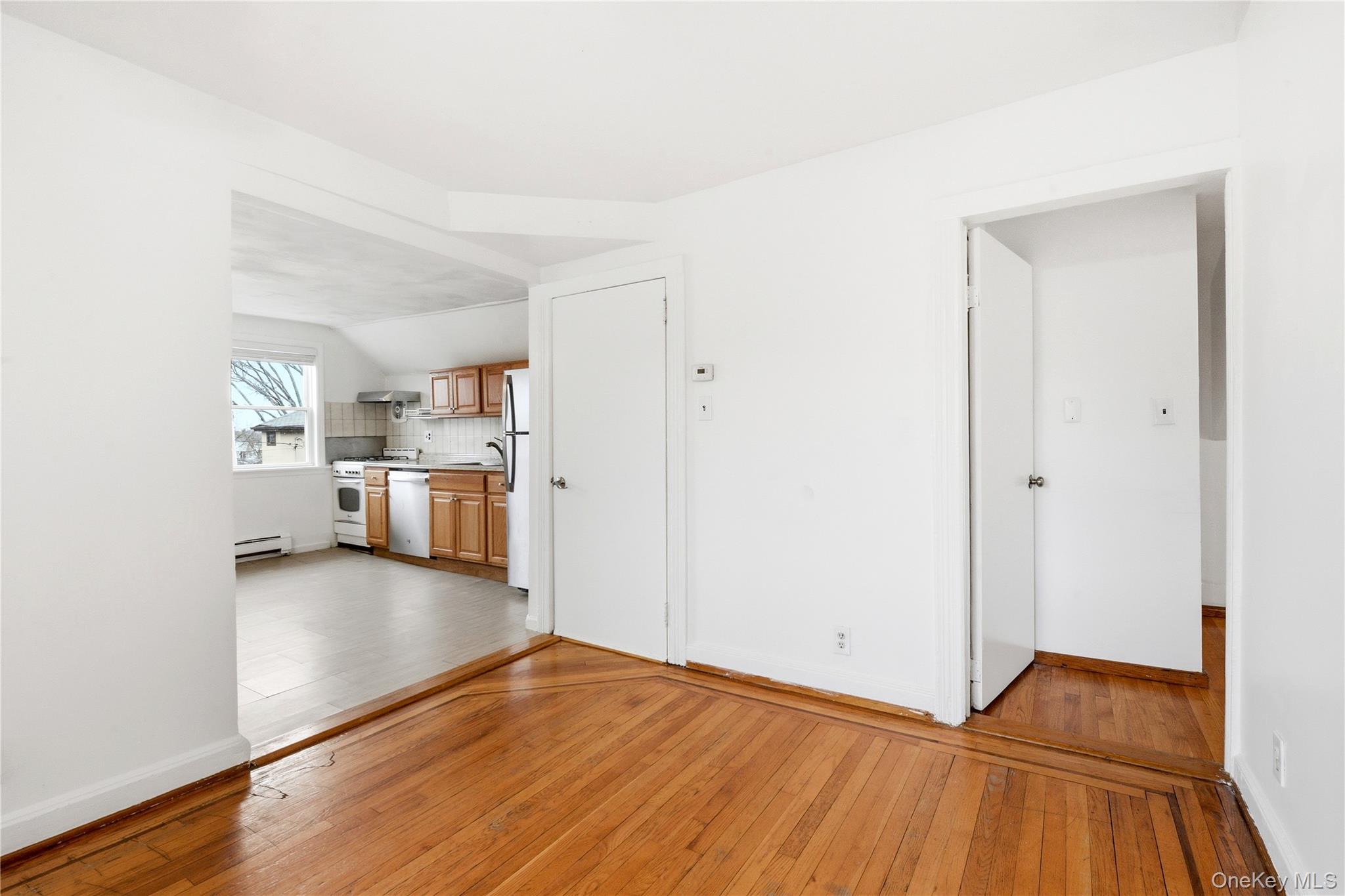 #5 photo, 112 Walnut Street, फॉरेस्ट हिल्स Forest Hills , NY 11375