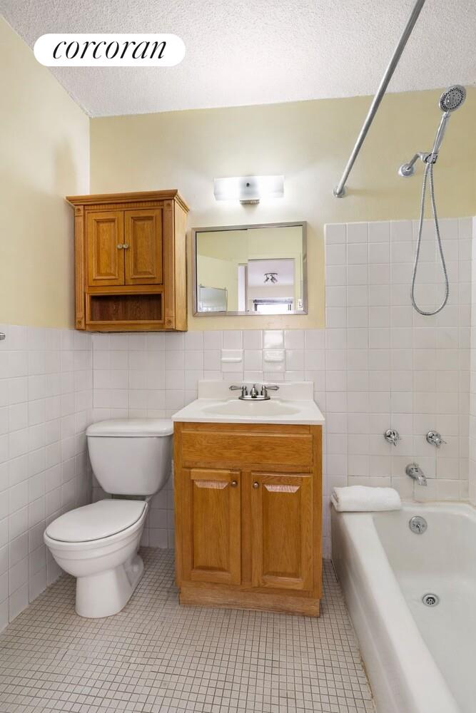 #4 photo, 39-60 54TH Street, कुईंस Woodside , NY 11377