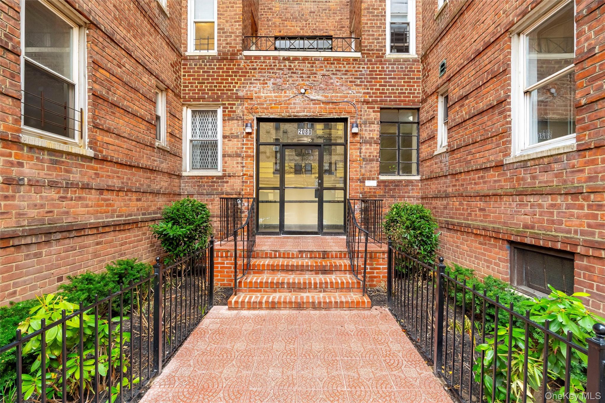 #3 photo, 2080 Barnes Avenue, Бронкс ‖ Bronx , NY 10462