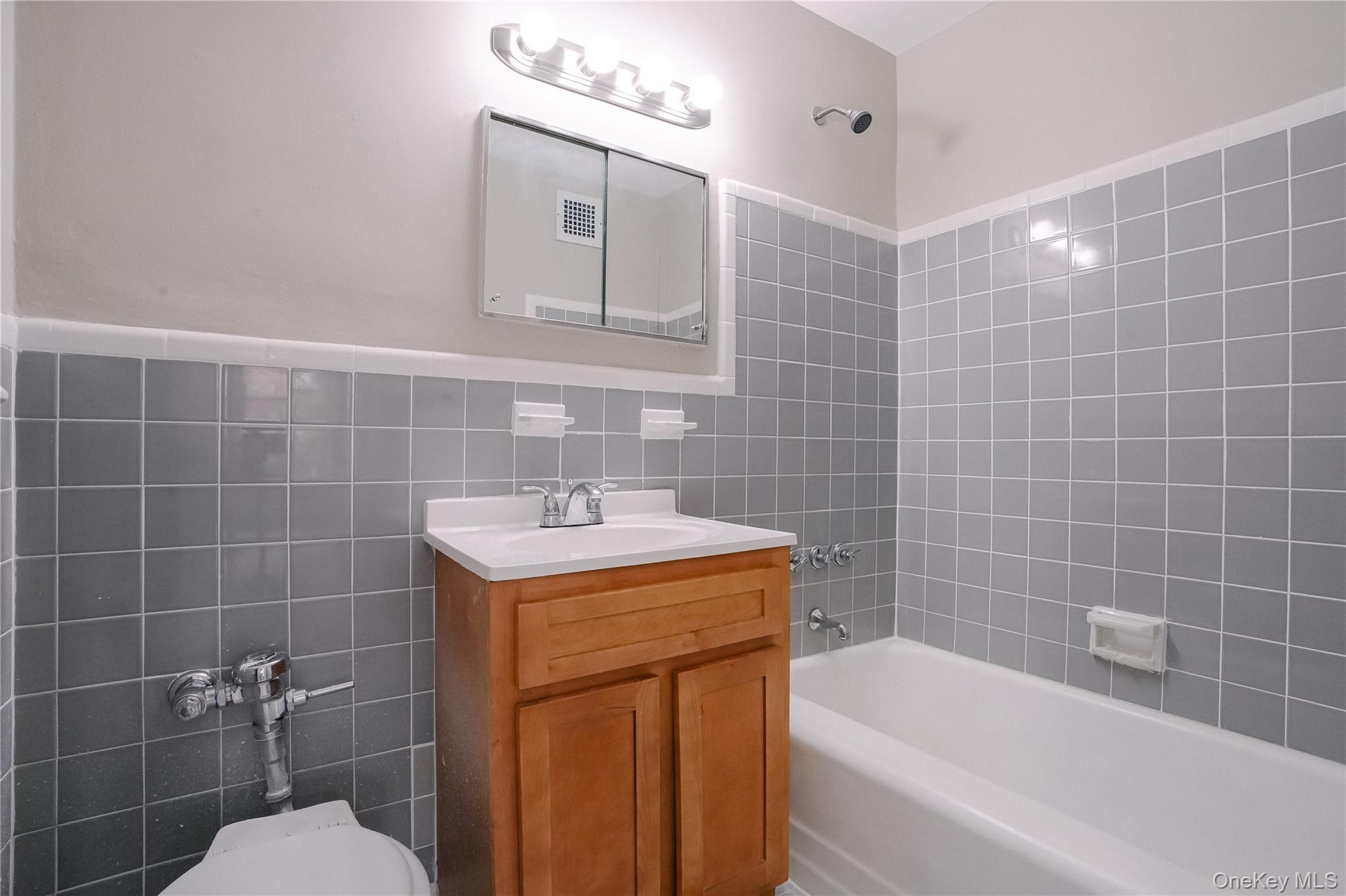 #12 photo, 5715 Mosholu Avenue, Bronx , NY 10471