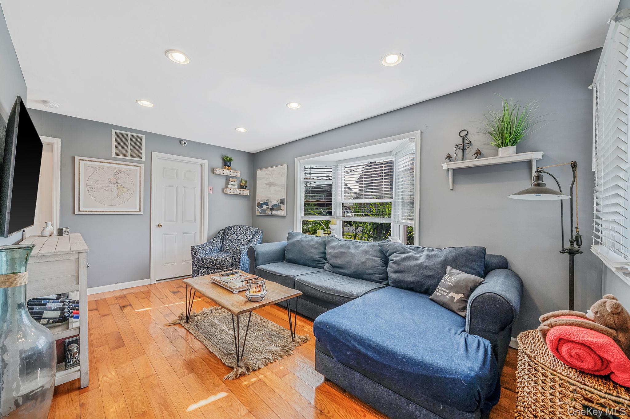 #11 photo, 29 North Plaza, Amity Harbor , NY 11701