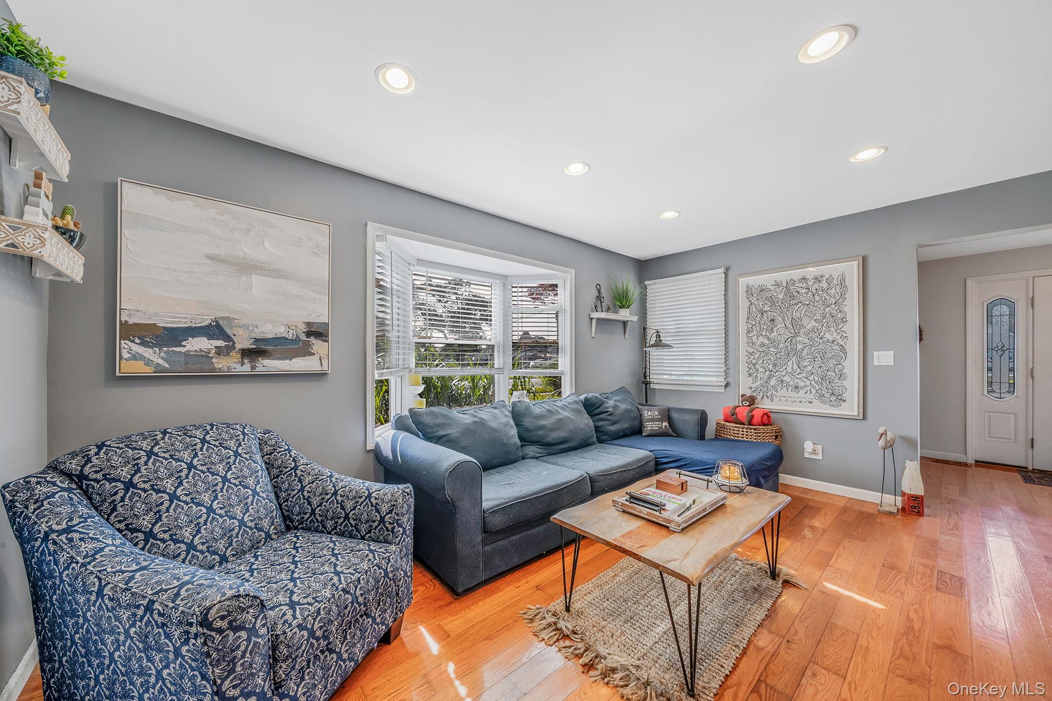 #12 photo, 29 North Plaza, Amity Harbor , NY 11701