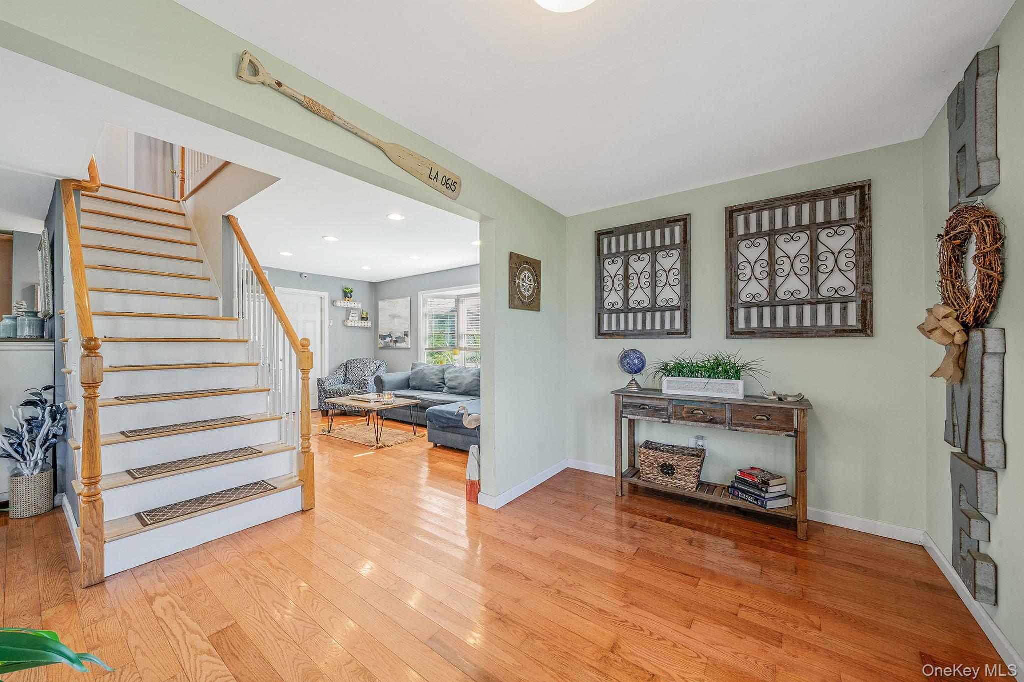 #4 photo, 29 North Plaza, Amity Harbor , NY 11701