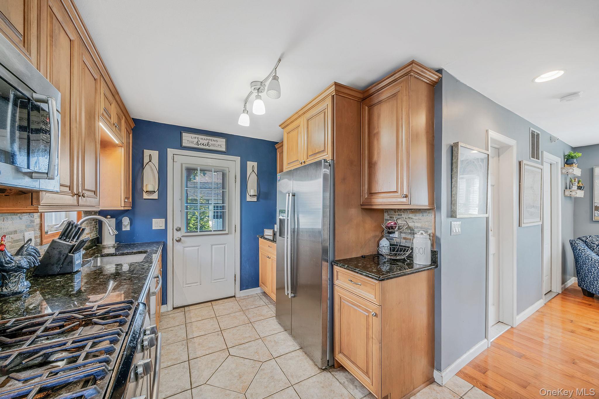 #8 photo, 29 North Plaza, Amity Harbor , NY 11701