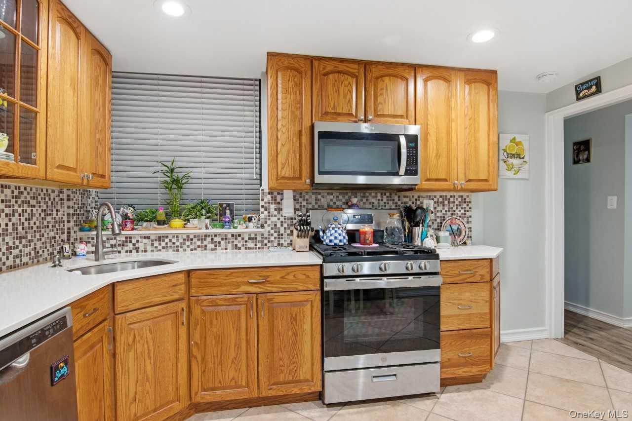 #10 photo, 52 Brompton Road, Great Neck , NY 11021