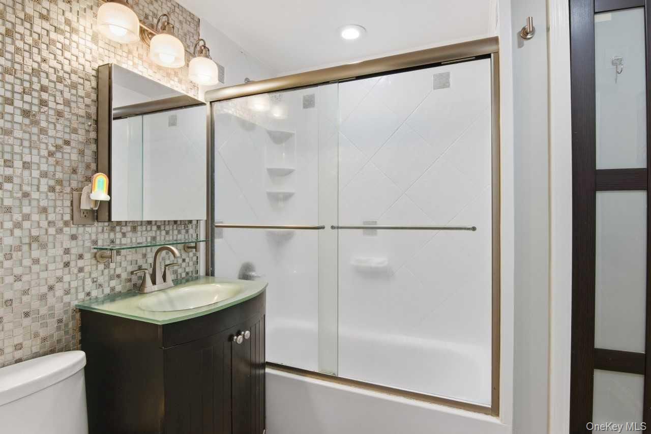 #12 photo, 52 Brompton Road, Great Neck , NY 11021